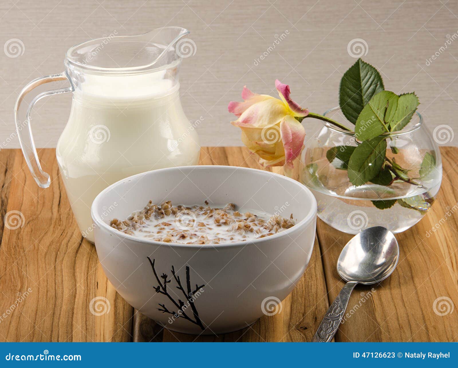 在一个碗的可口荞麦粥在一张木桌上 库存照片. 图片 包括有 弯脚的, 干燥, 食物, 特写镜头, 正餐 - 153218236