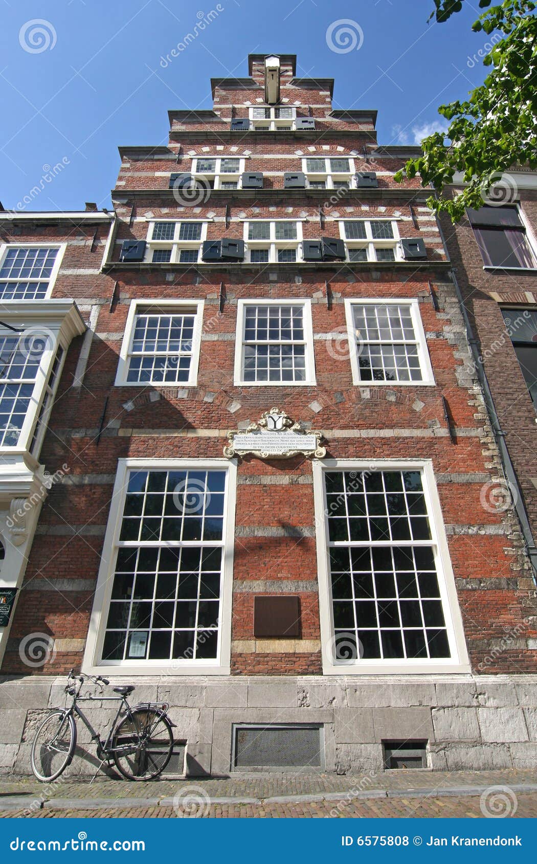 荷兰语有历史的房子. 骑自行车荷兰语前山墙有历史的房子停放的步骤