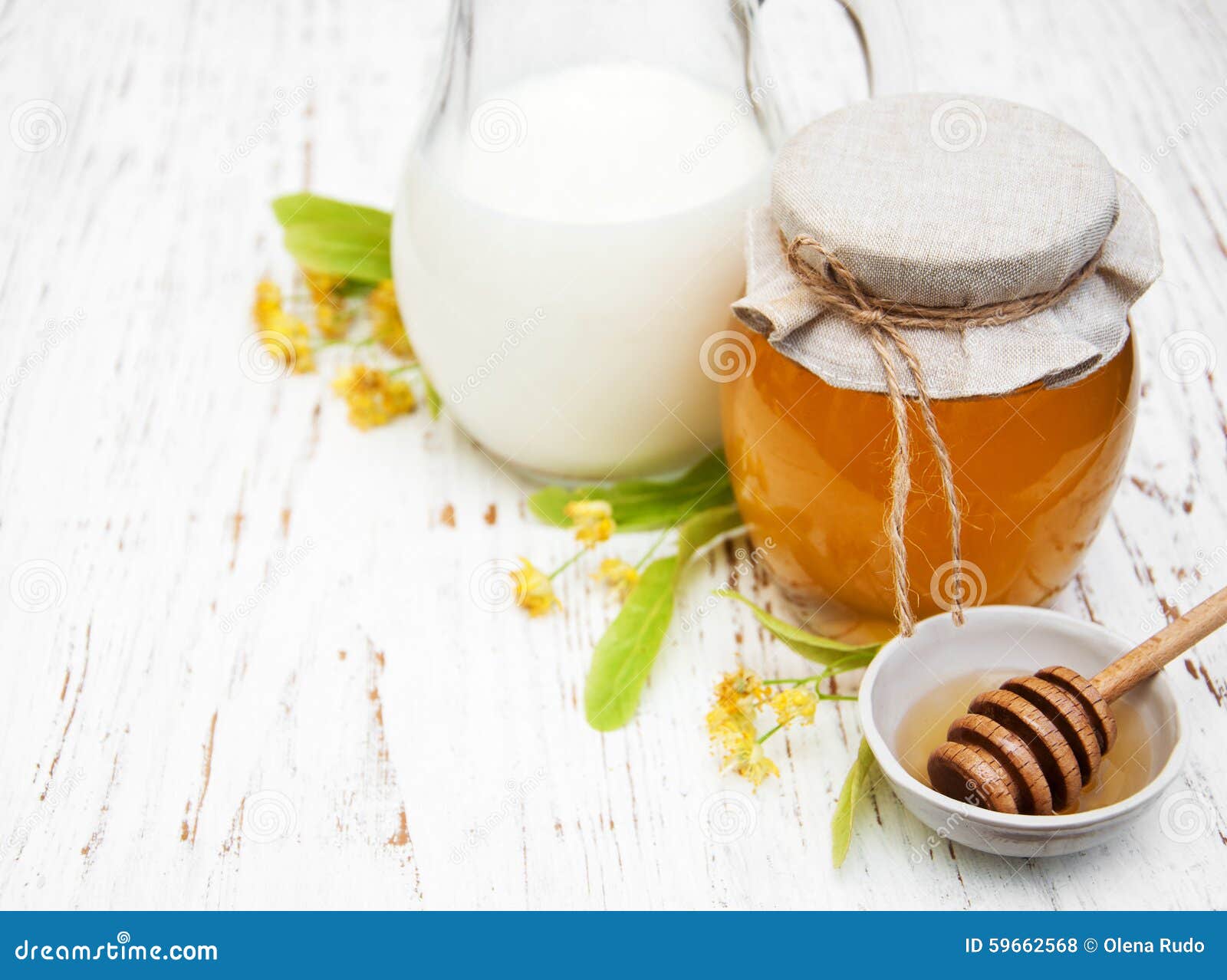 温暖的牛奶用香料和蜂蜜 库存图片. 图片 包括有 温暖, 甜甜, 饮料, 牛奶, 丁香, 蜂蜜, 糖浆, 匙子 - 30579337