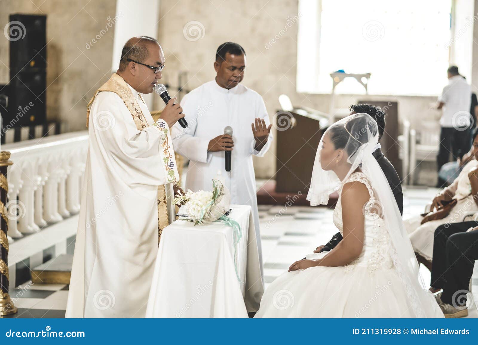 牧师在教堂为新郎新娘庆祝婚礼 图库摄影片. 图片 包括有 大教堂, 著名, 内部, 开花, 白种人, 上帝 - 171341107