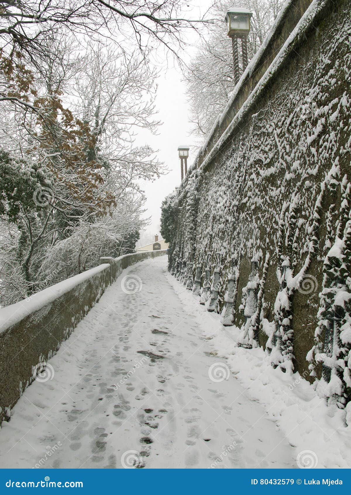萨格勒布，克罗地亚- 2015年2月：积雪的道路和步在萨格勒布的老部分在克罗地亚