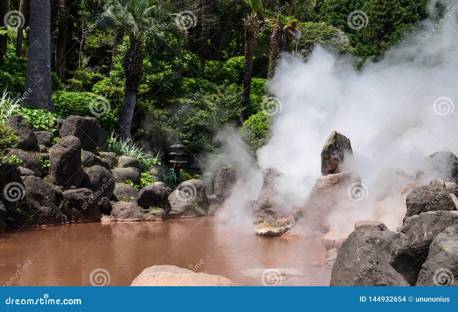 著名地热温泉城全景，叫Jigoku Meguri，engl 地狱游览，在别府，大分县，日本，亚洲. 别府‘地狱的jigoku是七观看的壮观的温泉城而不是沐浴 他们被提出给访客相当适宜游览的时尚，也许不喜欢大家 五地狱位于Kannawa区和两更加遥远的Shibaseki区