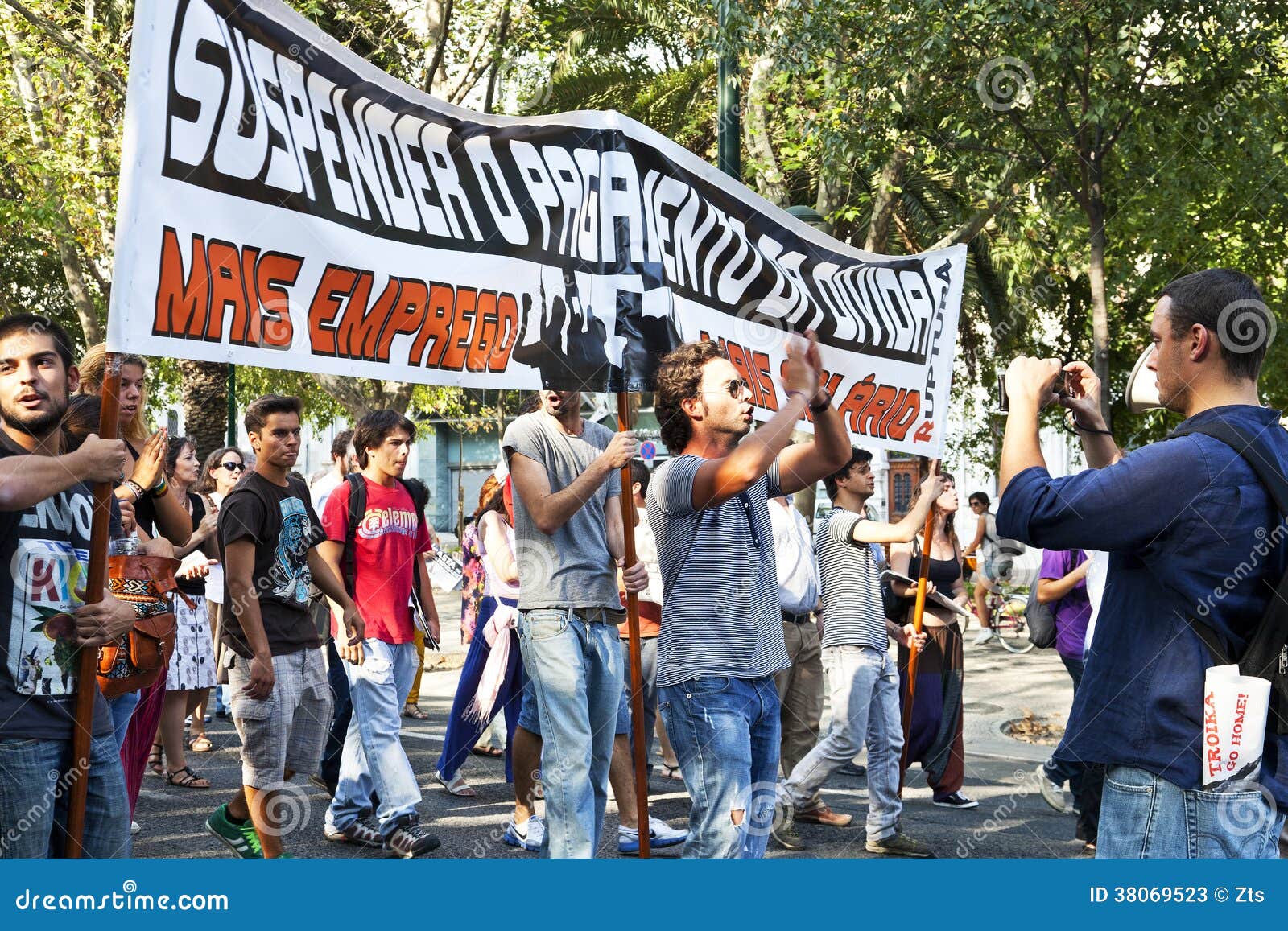 葡萄牙里斯本示范抗议危机. 里斯本，葡萄牙。2011年10月01日：在示范的年轻成人反对IMF/严肃计划和就业、薪金和退休金的。