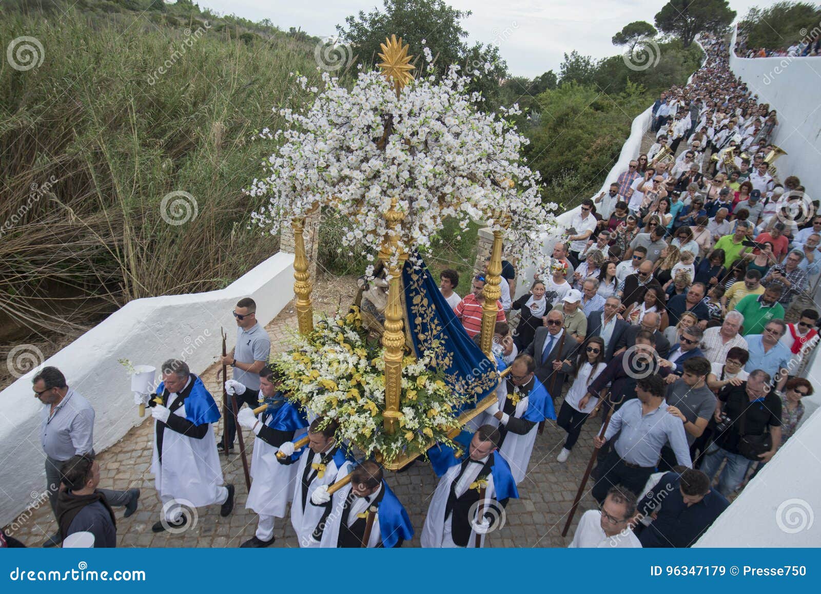 LOULE，葡萄牙- 2017年2月：五颜六色的狂欢节(Carnaval)游行 编辑类照片 - 图片 包括有 年度, 桑巴: 88069826