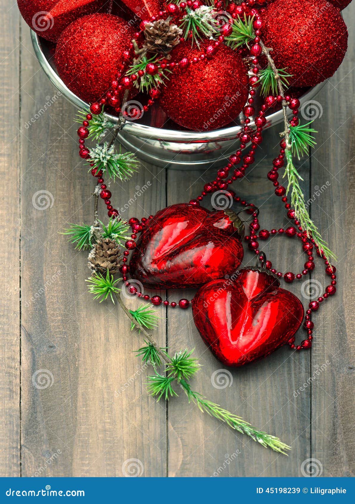 葡萄酒与红色中看不中用的物品和心脏的圣诞节背景 欢乐的装饰
