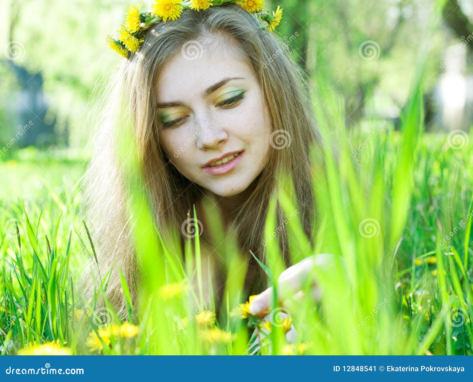 蒲公英领域白女孩美好的愉快的一点婴孩绿色草甸黄色开花蒲公英自然公园庭院 库存图片 - 图片 包括有 乐趣, 愉快: 115874649