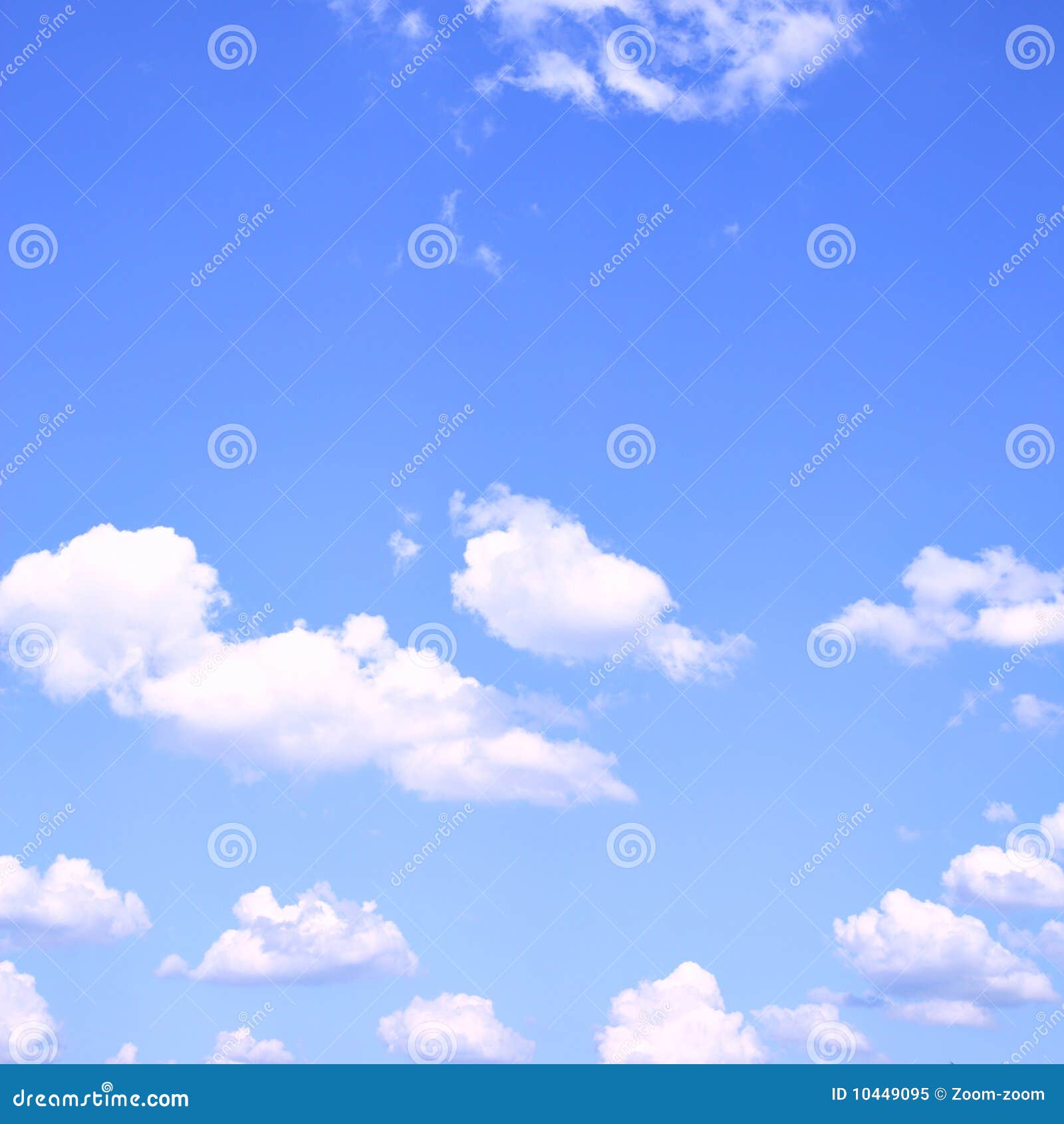 Blue sky. 蓝色覆盖天空白色
