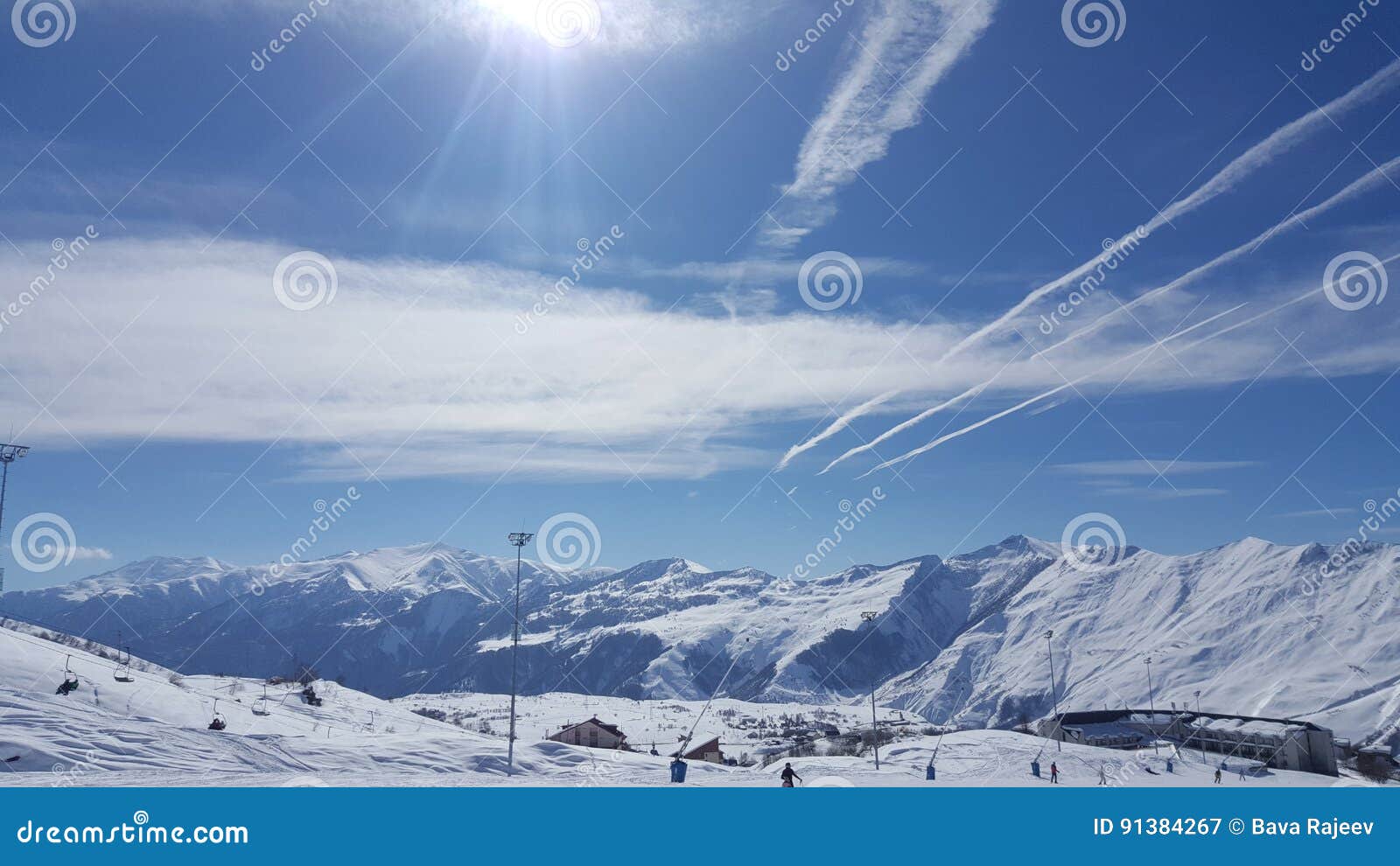 Blue sky. 雪美丽蓝天的山