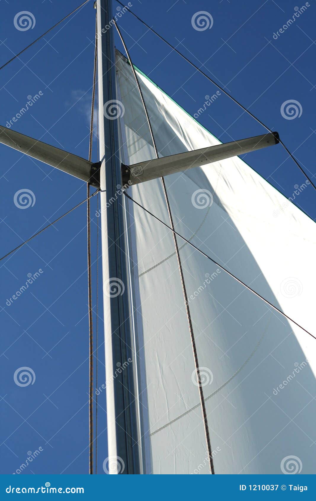 蓝色几何航行白色. 使被装载的轻的帆柱照片浪漫风帆天空白色风目炫的背景蓝色干净的绳子