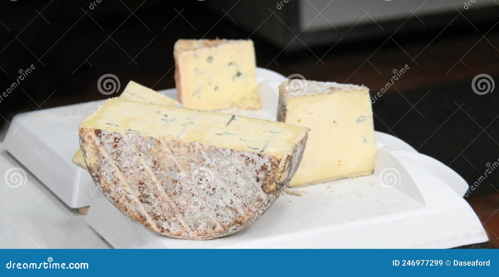 白色背景中的蓝色奶酪 库存照片. 图片 包括有 部分, 新鲜, 纤巧, 对象, 美食, 食物, 健康, 模子 - 170897750