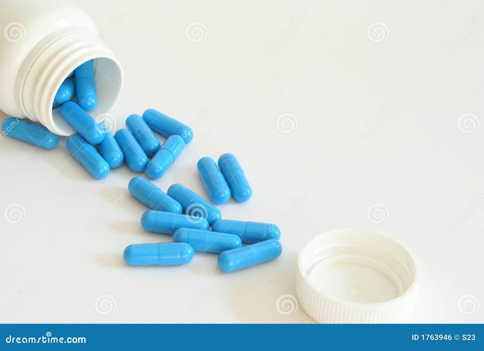 维生素，药丸，药片，健康补充概念在蓝色的背景。照片摄影图片_ID:415635982-Veer图库
