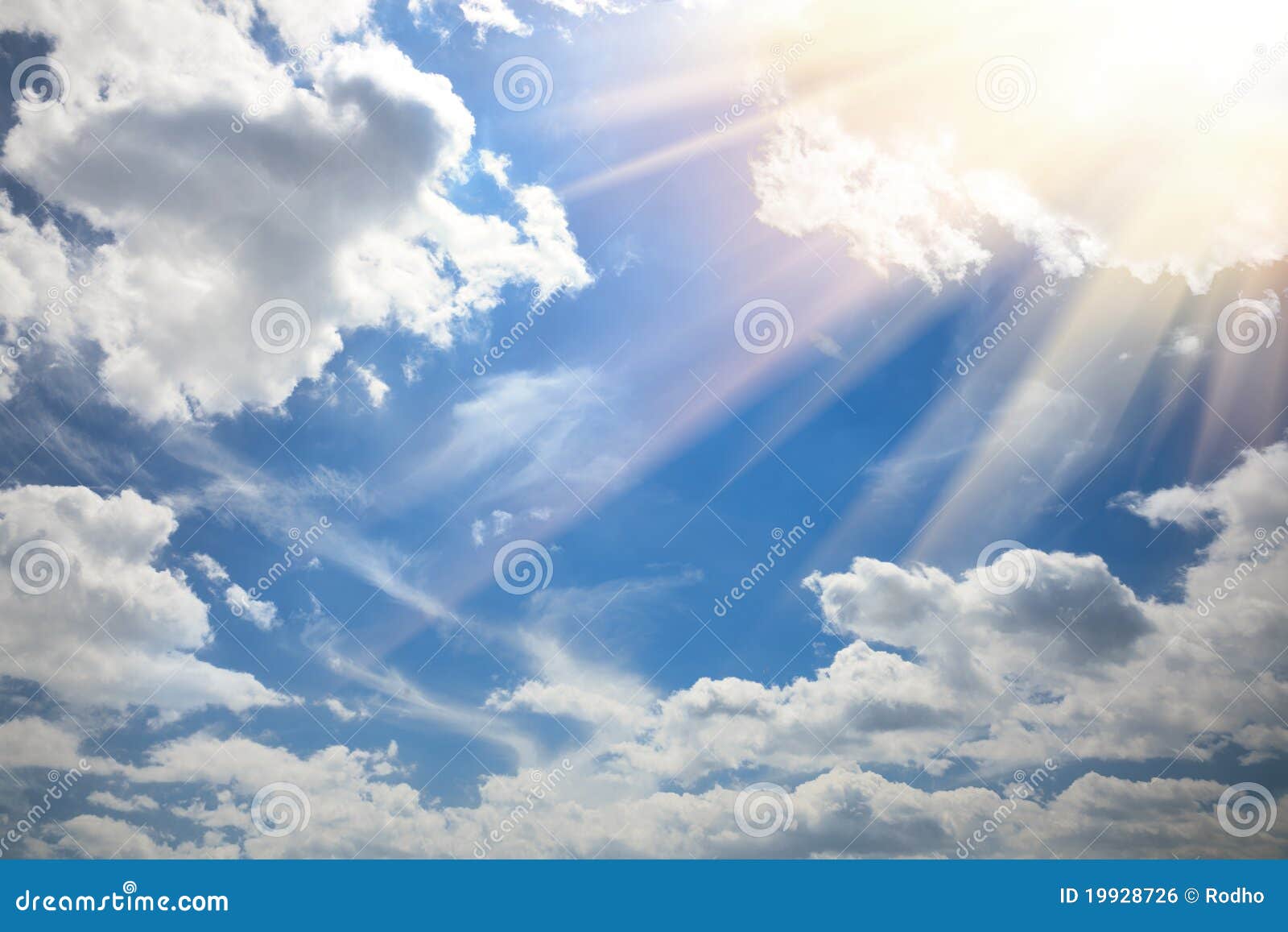 蓝色清楚的天空阳光. 射线蓝色清楚的天空星期日