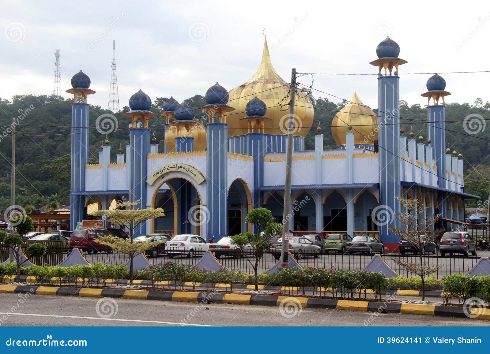 有Golden Dome的蓝色清真寺在Jerantut，马来西亚