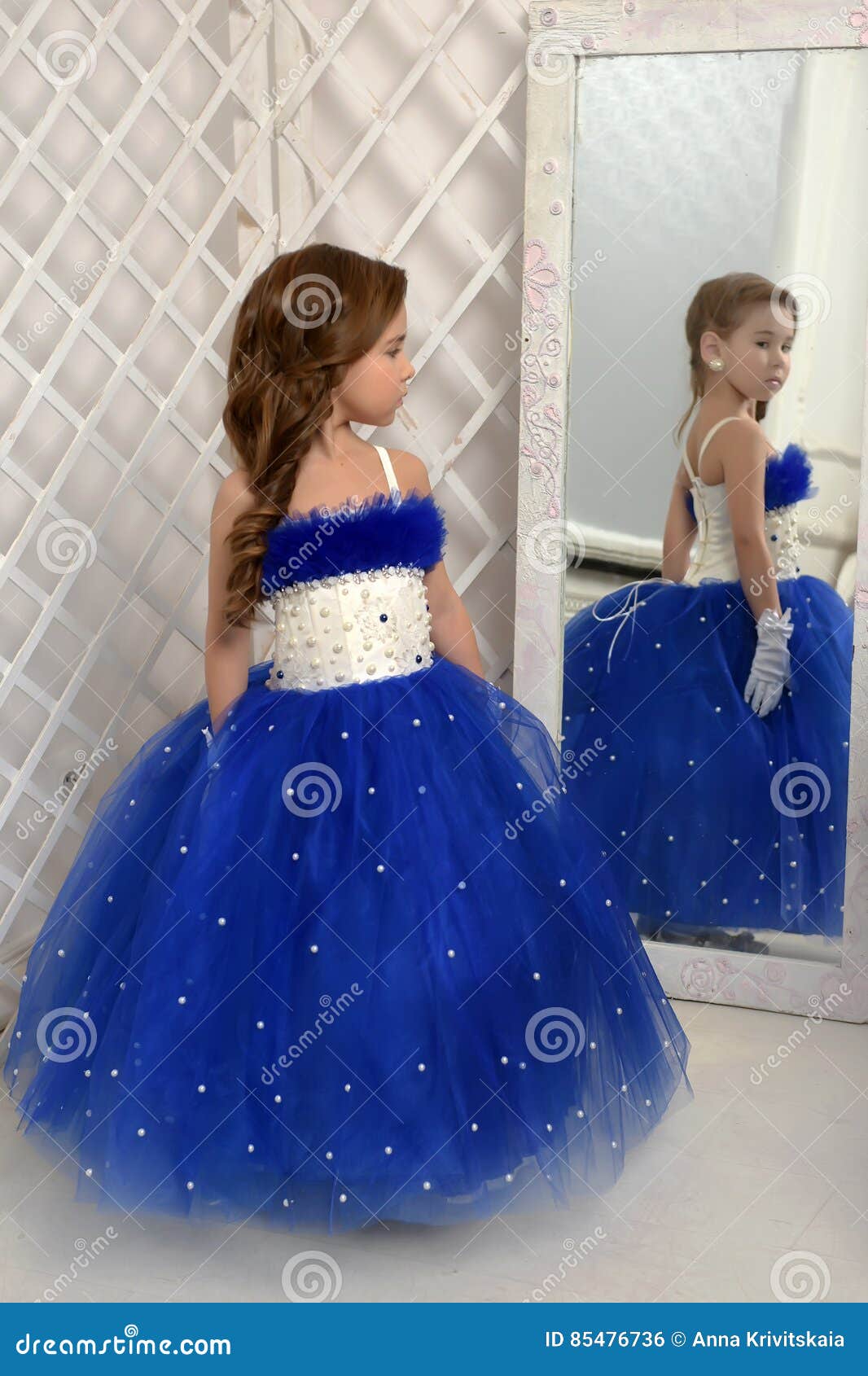 身穿蓝色晚礼服的女郎-欧莱凯设计网