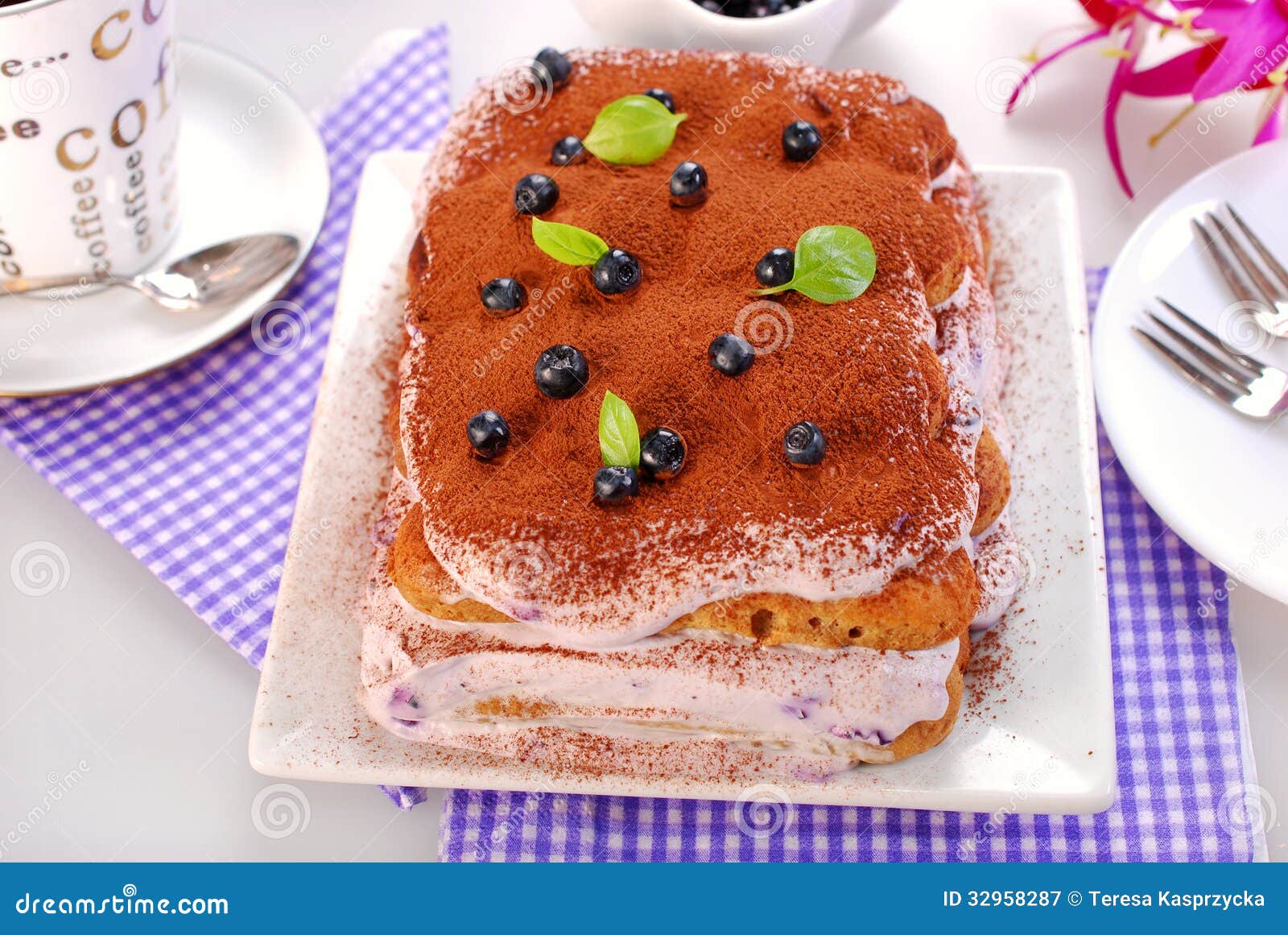 蓝莓提拉米苏蛋糕 免版税图库摄影 - 图片: 32958297