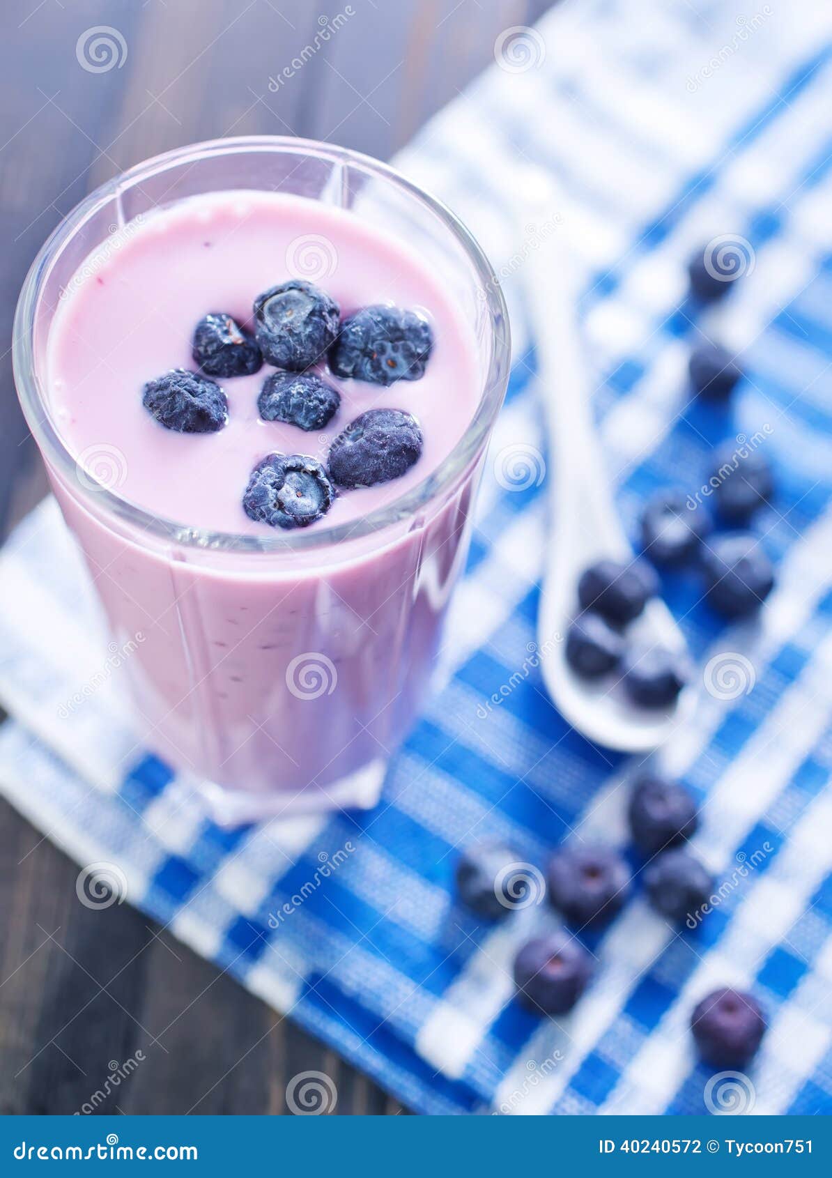 酸奶蓝莓奶昔怎么做_酸奶蓝莓奶昔的做法_橙子妈Eva_豆果美食