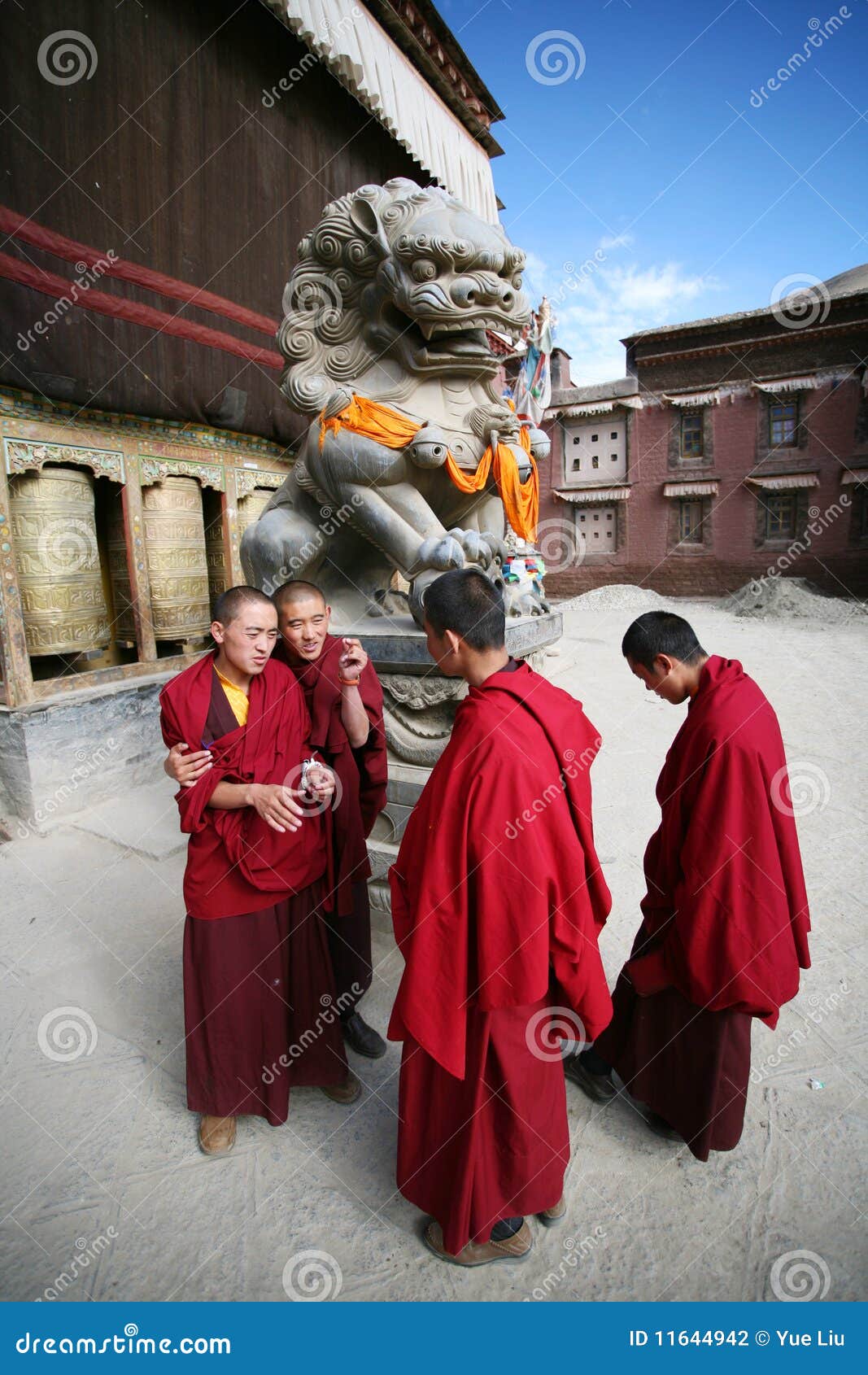 走进神秘的藏地寺庙，揭秘藏地喇嘛的真实一生！-新闻频道-和讯网