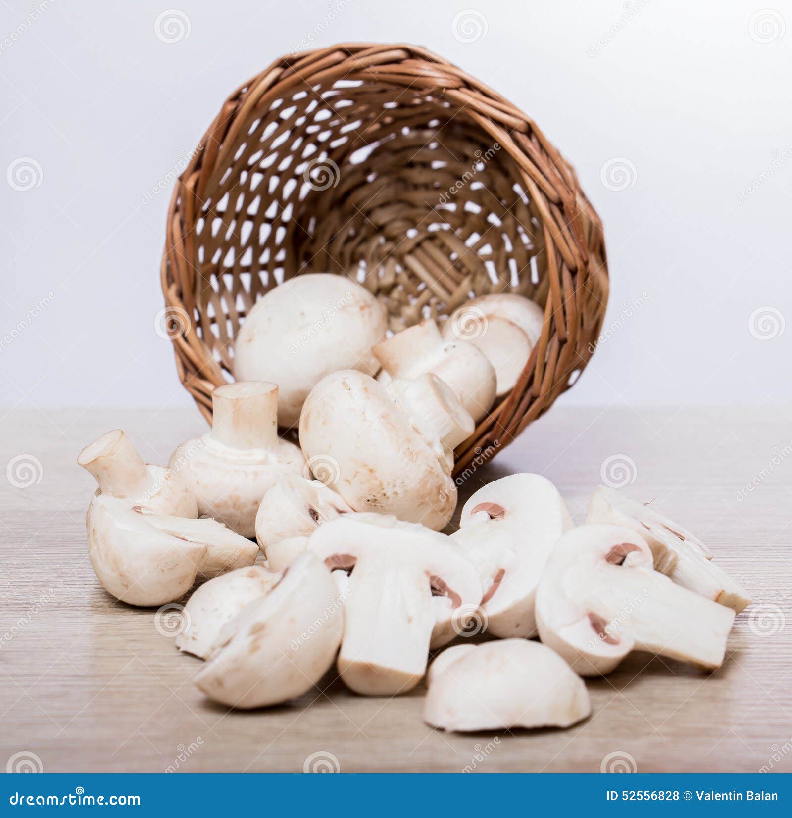 切烹调的新鲜的蘑菇 库存照片. 图片 包括有 柏油的, 调味料, 准备, 纤巧, 计数器, 阿诺德, 按钮 - 37743000