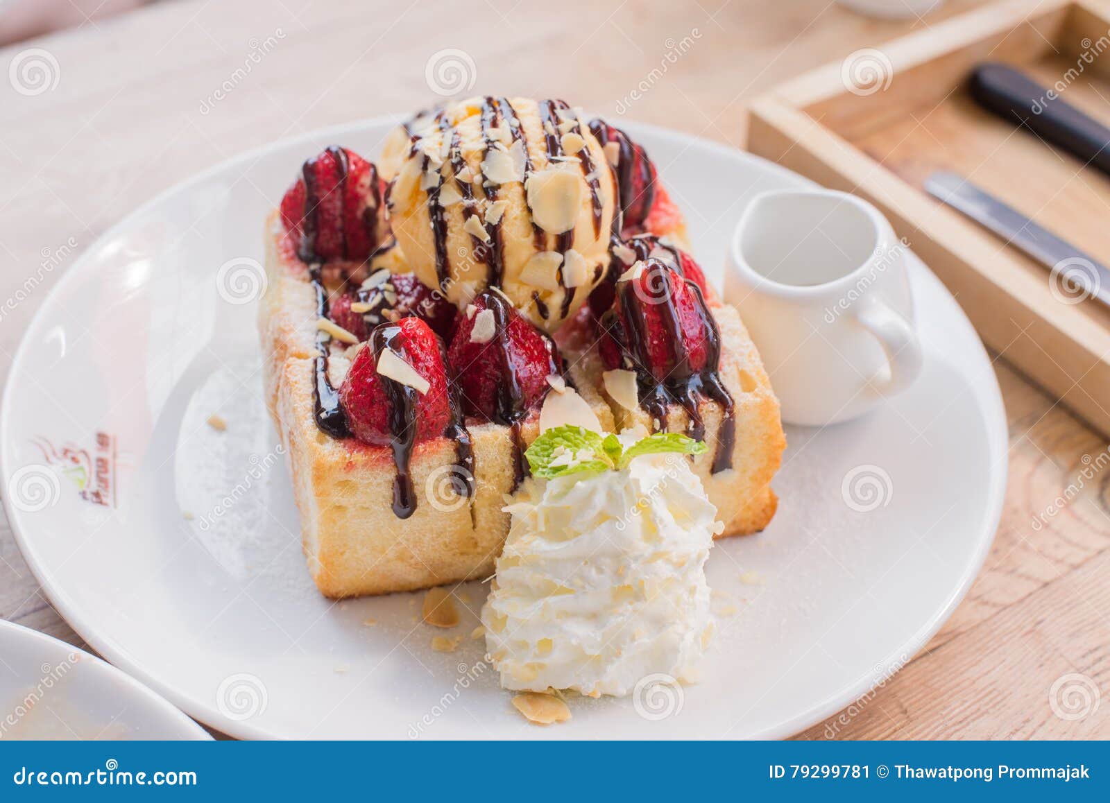 蜂蜜多士用新鲜的草莓和冰淇凌在咖啡店
