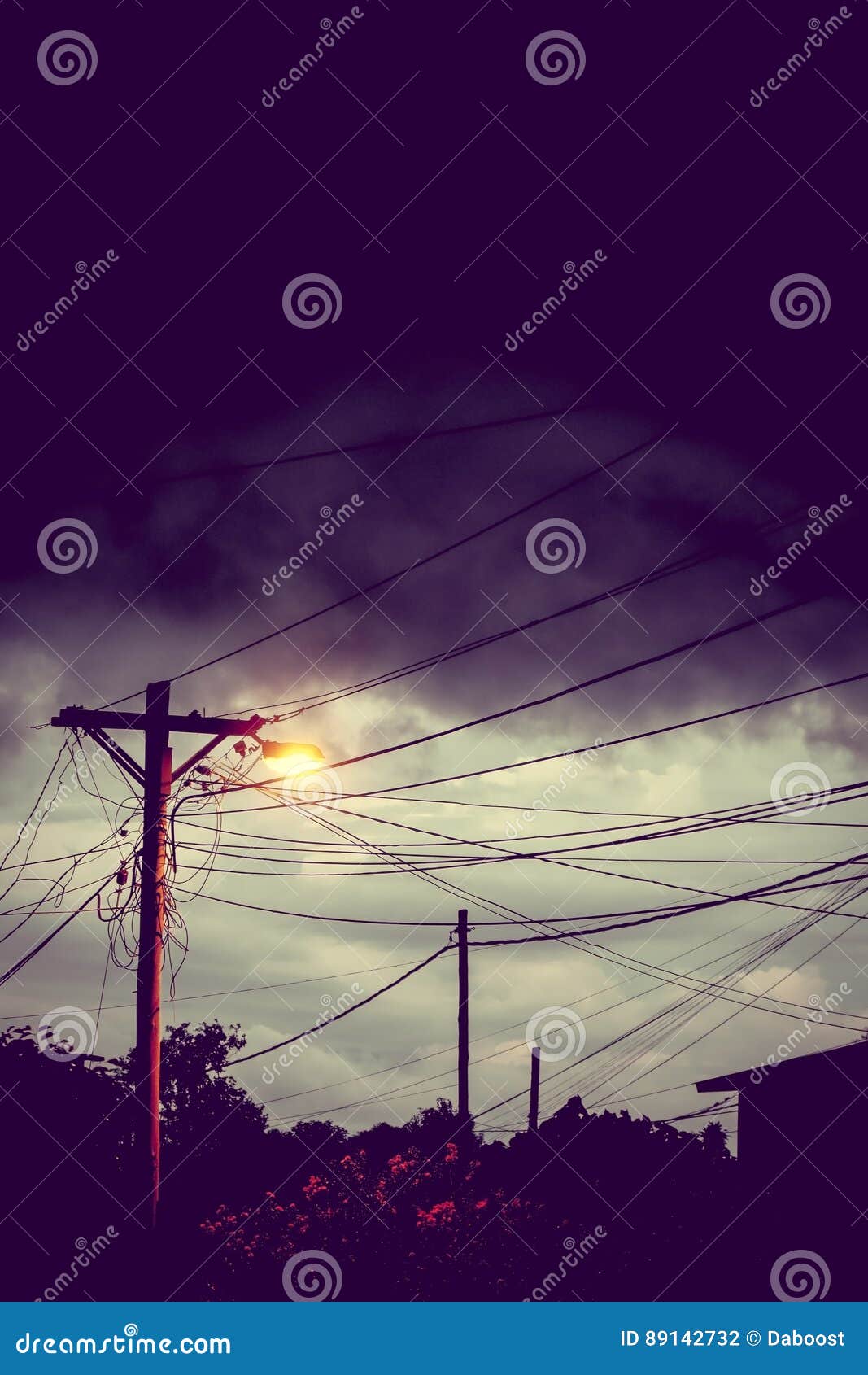 街灯在晚上有风雨如磐的天空背景 黑暗的奥秘场面