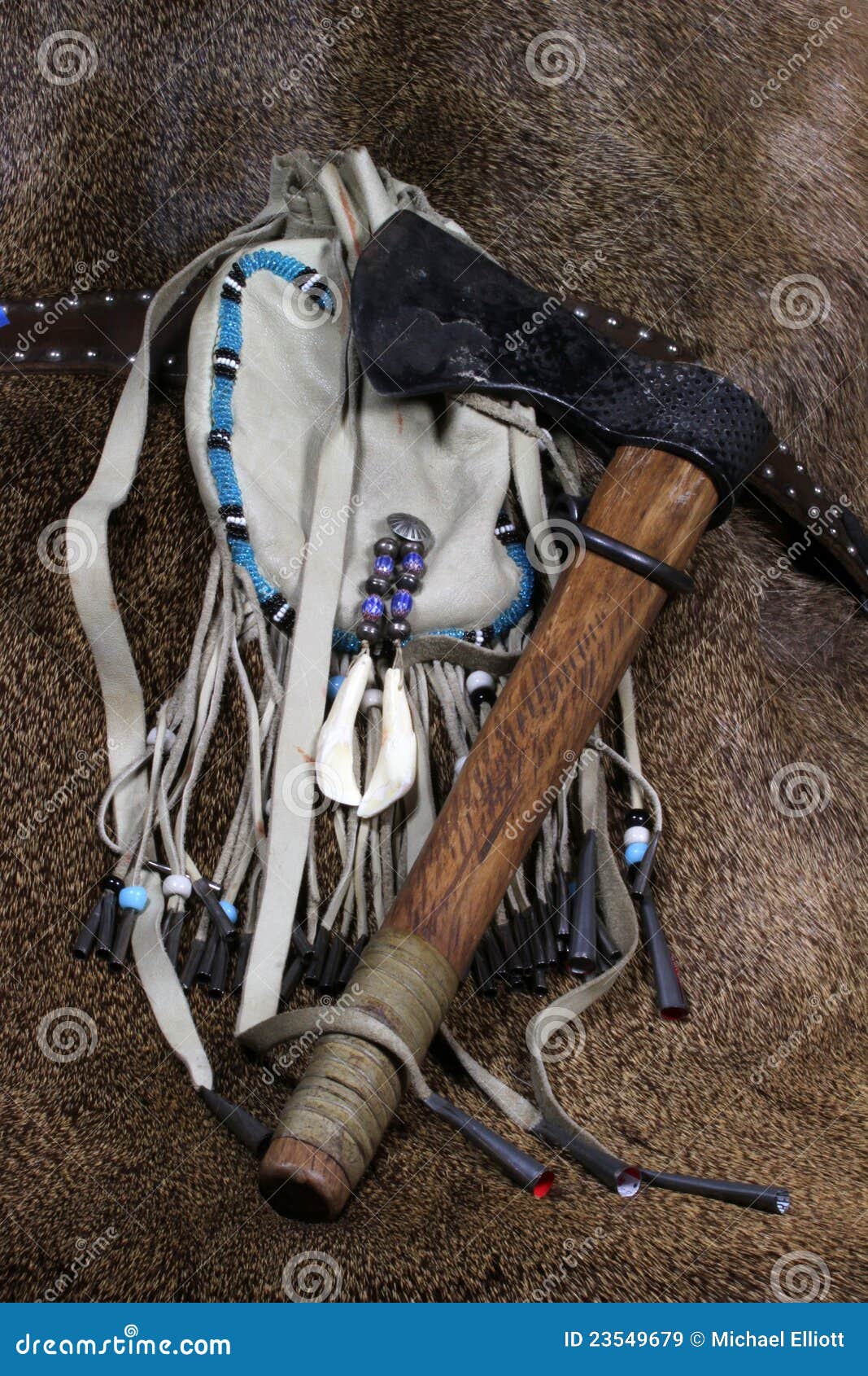 袋子皮革印第安战斧. 鹿皮附加费用被手工造的囊印第安战斧