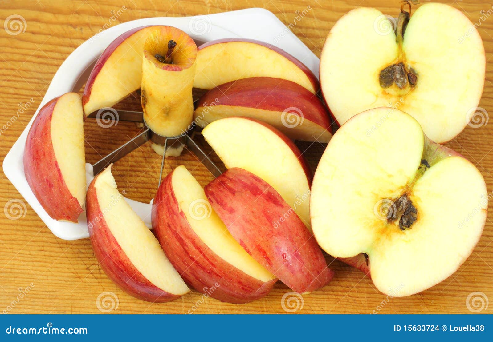 由在木碗的整个苹果切苹果 免版税库存照片 - 图片: 33102685
