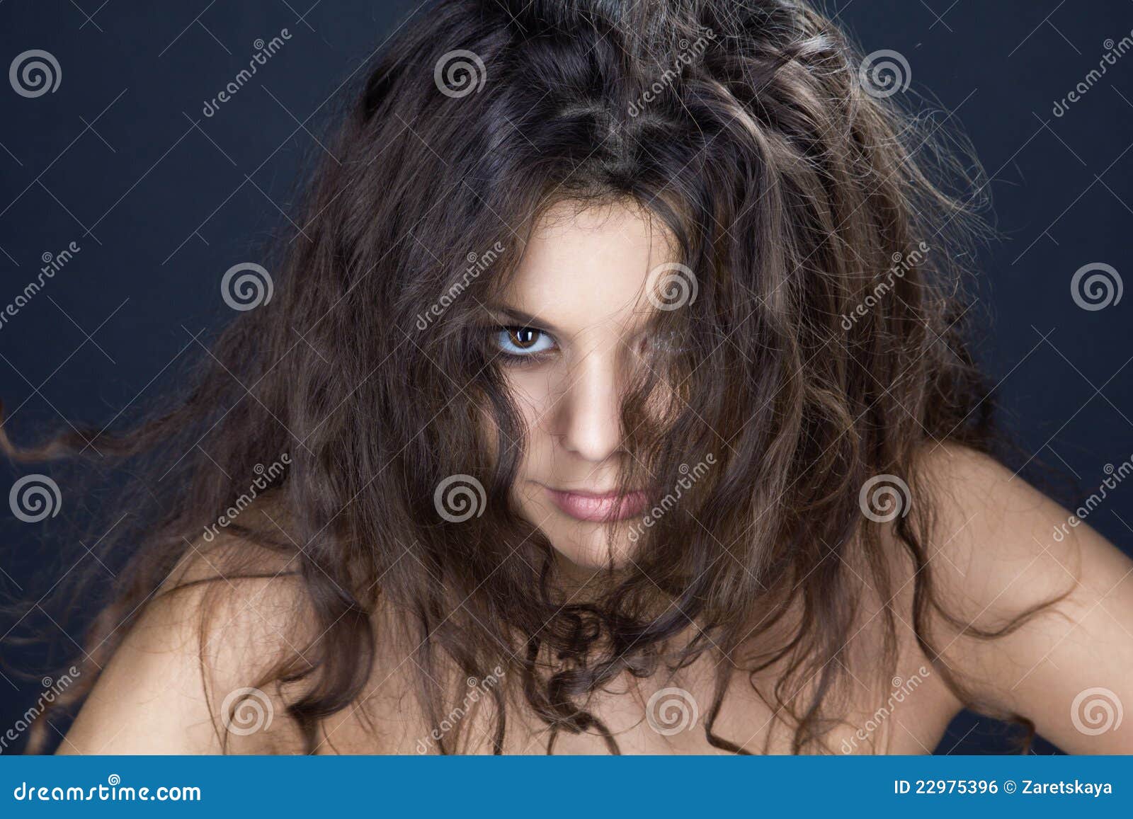 褐色背景下理发师在卷发漂亮女孩的头发女生头发长头发美女图片下载 - 觅知网