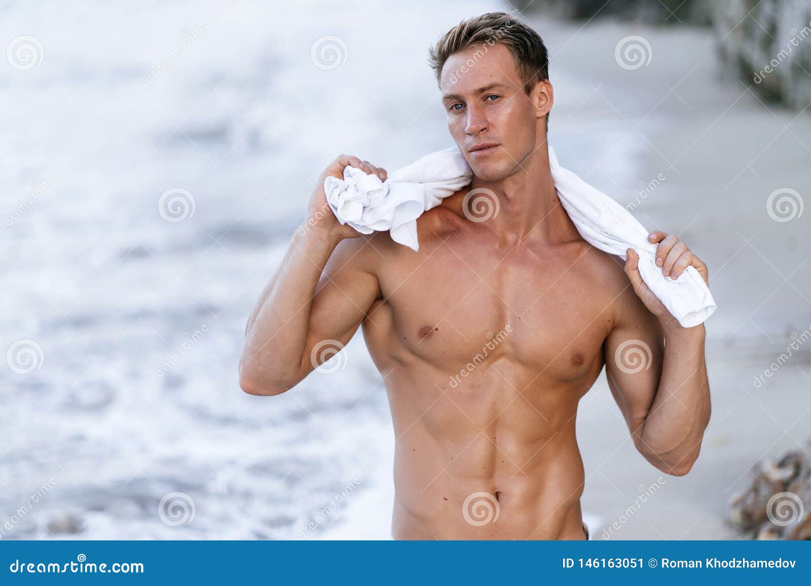 海滩的英俊和肌肉人 新的成人 库存照片. 图片 包括有 肌肉, 体质, 装箱, 赤裸上身, 男朋友, 海洋 - 97257838