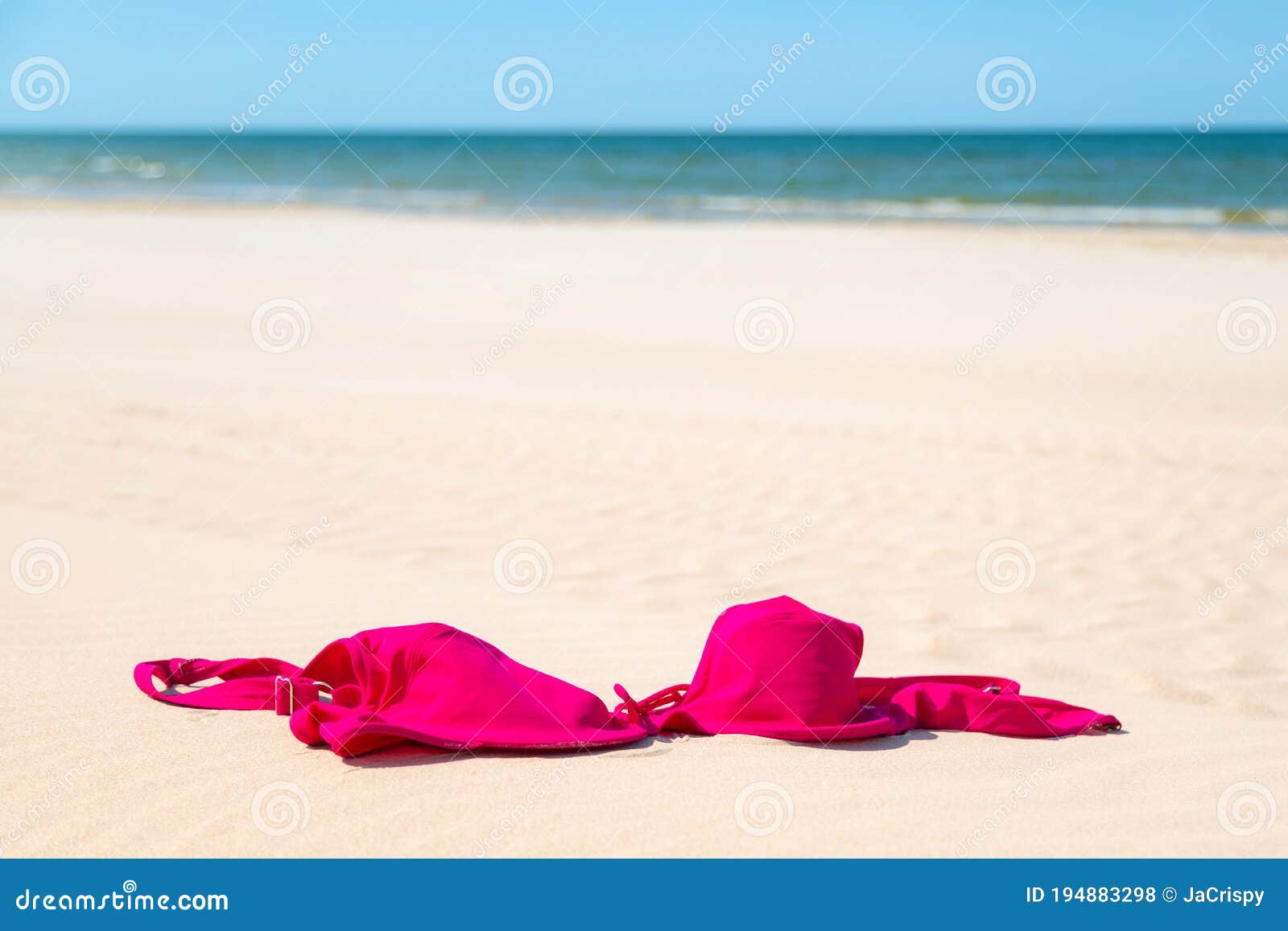 海边沙滩上的美女，颜值很高哦。