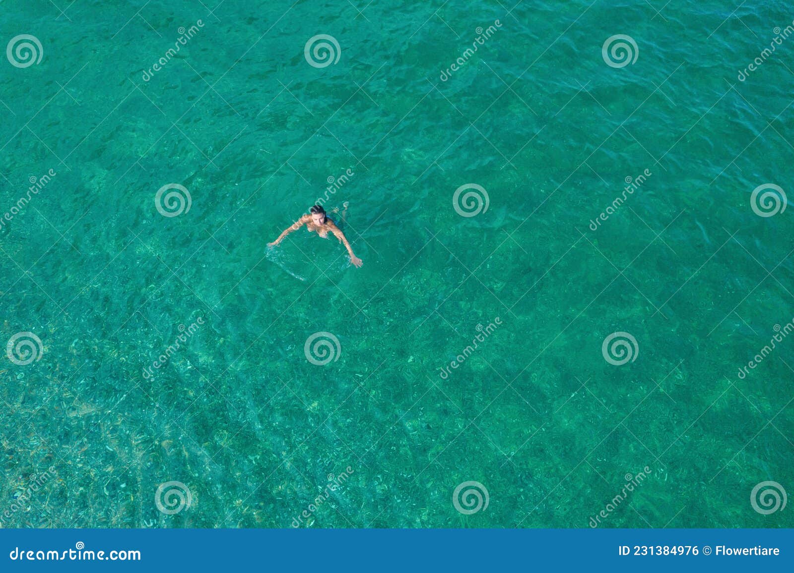 裸胸泳衣站在海洋水中的年轻裸体美女. 夏季. 从上方查看. 库存图片 - 图片 包括有 海岸, 晴朗: 231384999