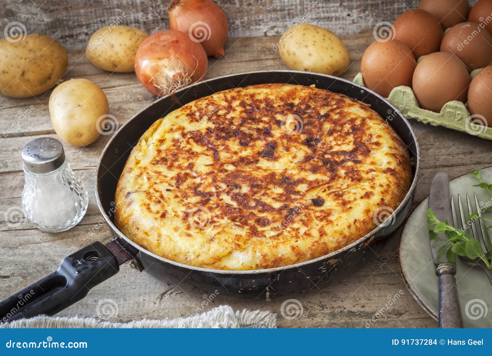 切好的西班牙煎蛋用土豆和菜特写镜头 库存图片. 图片 包括有 特写镜头, 制动手, 樱桃, 片式, 细菌学 - 57363303