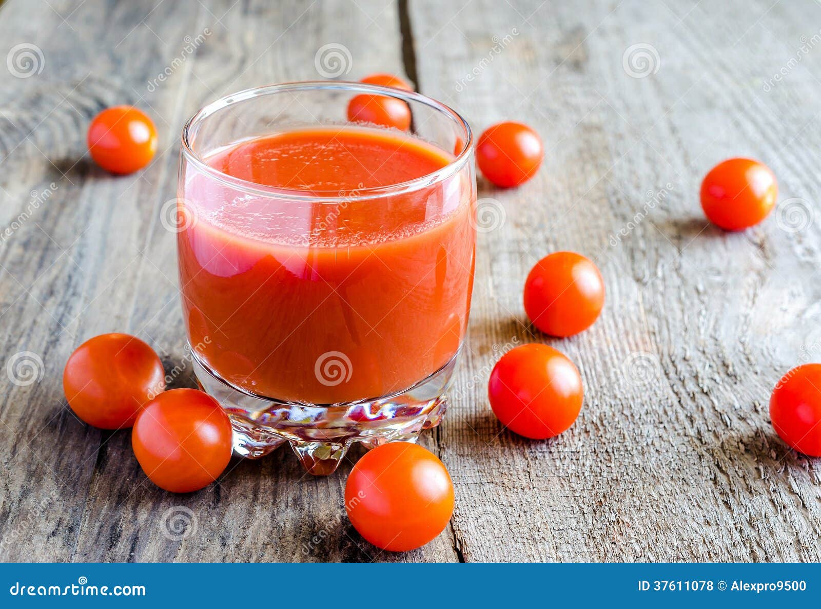 杯在桌上的新鲜的西红柿汁 库存图片. 图片 包括有 食物, 饮食, 荷兰芹, 推车, 有机, 土气, 厨房 - 59812577