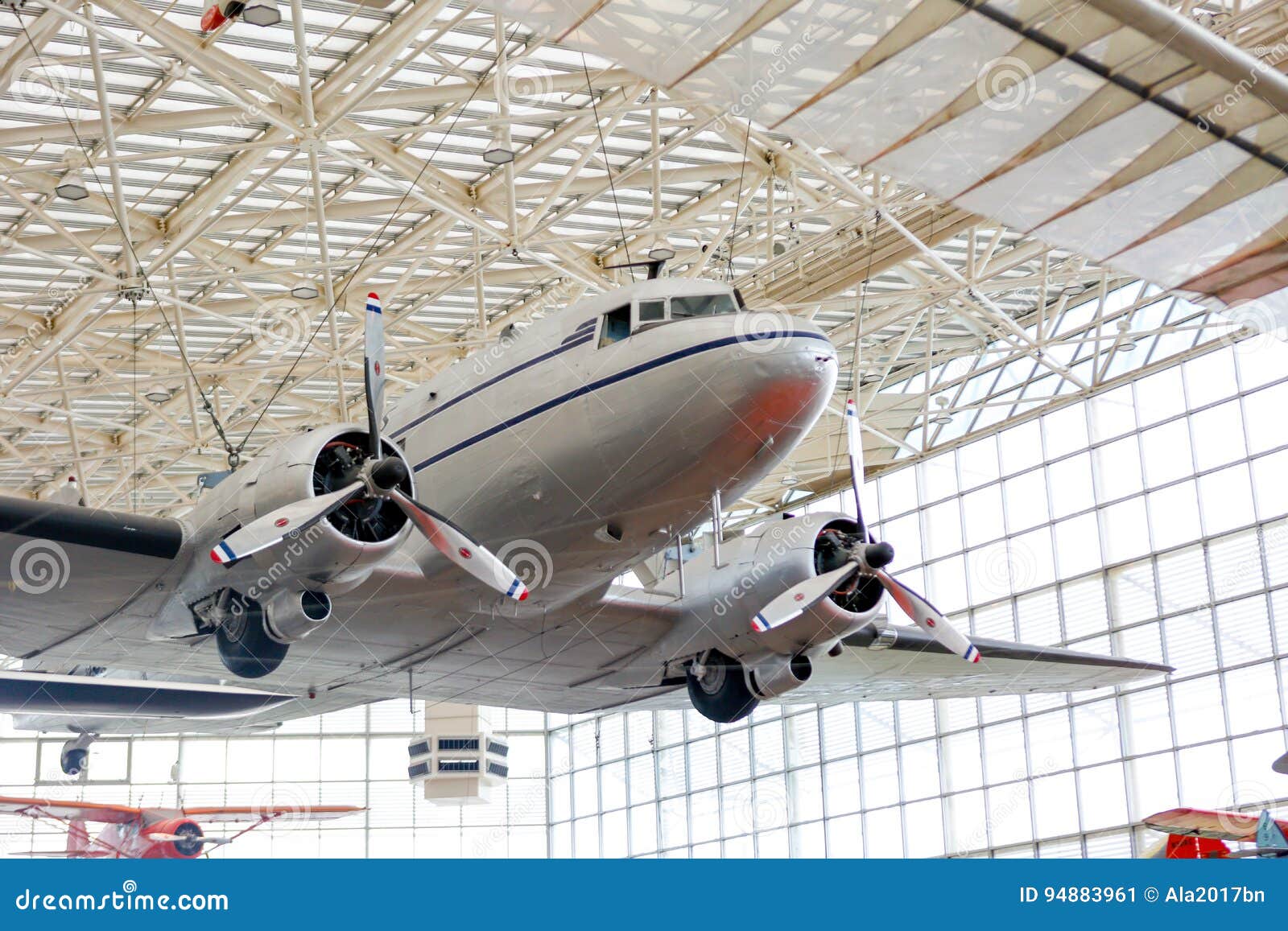 西雅图， WA - 2017年4月8日：飞行博物馆在西雅图，华盛顿，美国. 西雅图， WA - 2017年4月8日：飞行博物馆在西雅图， WA，美国 最大的私有空气和太空博物馆在世界上 Longview的营业的Texasis T.J. Maxx存储 A 与39个大型历史的航空器的威尔逊伟大的画廊