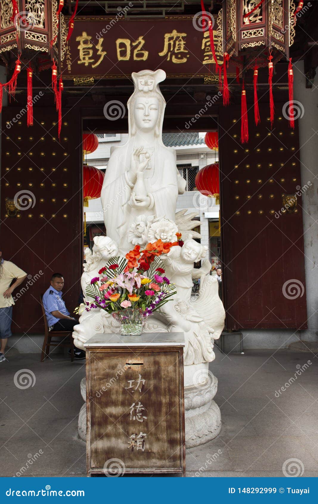 观音工业区或观世音菩萨菩萨参观尊敬祈祷在开元寺的中国人的女神