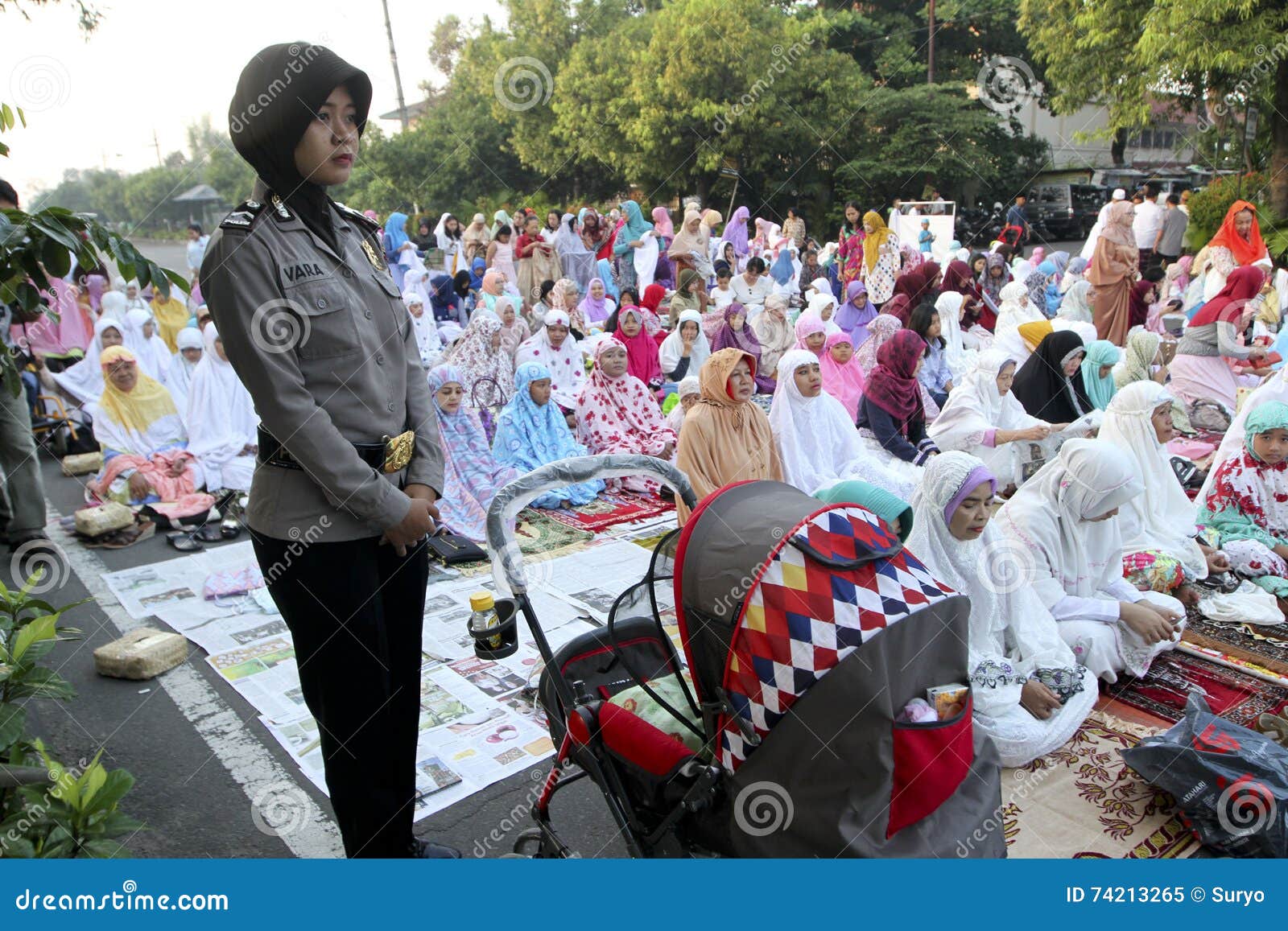 警察妇女 编辑类图片. 图片 包括有 è­¦å¯ÿ, ä¸­å¤®, ç¥·å‘š, ç‹¬å¥ , å °åº¦å°¼è¥¿äºš