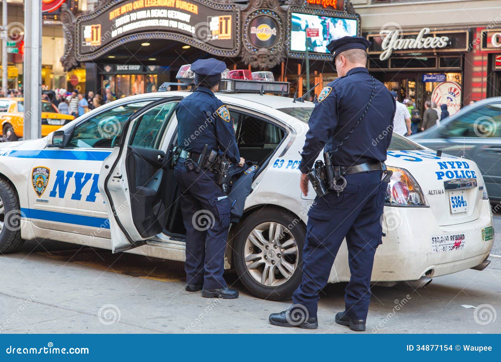 6000警察护航纽约跨年 连警校新人都上阵了 - 时尚新闻 - 温哥华天空 - Vansky