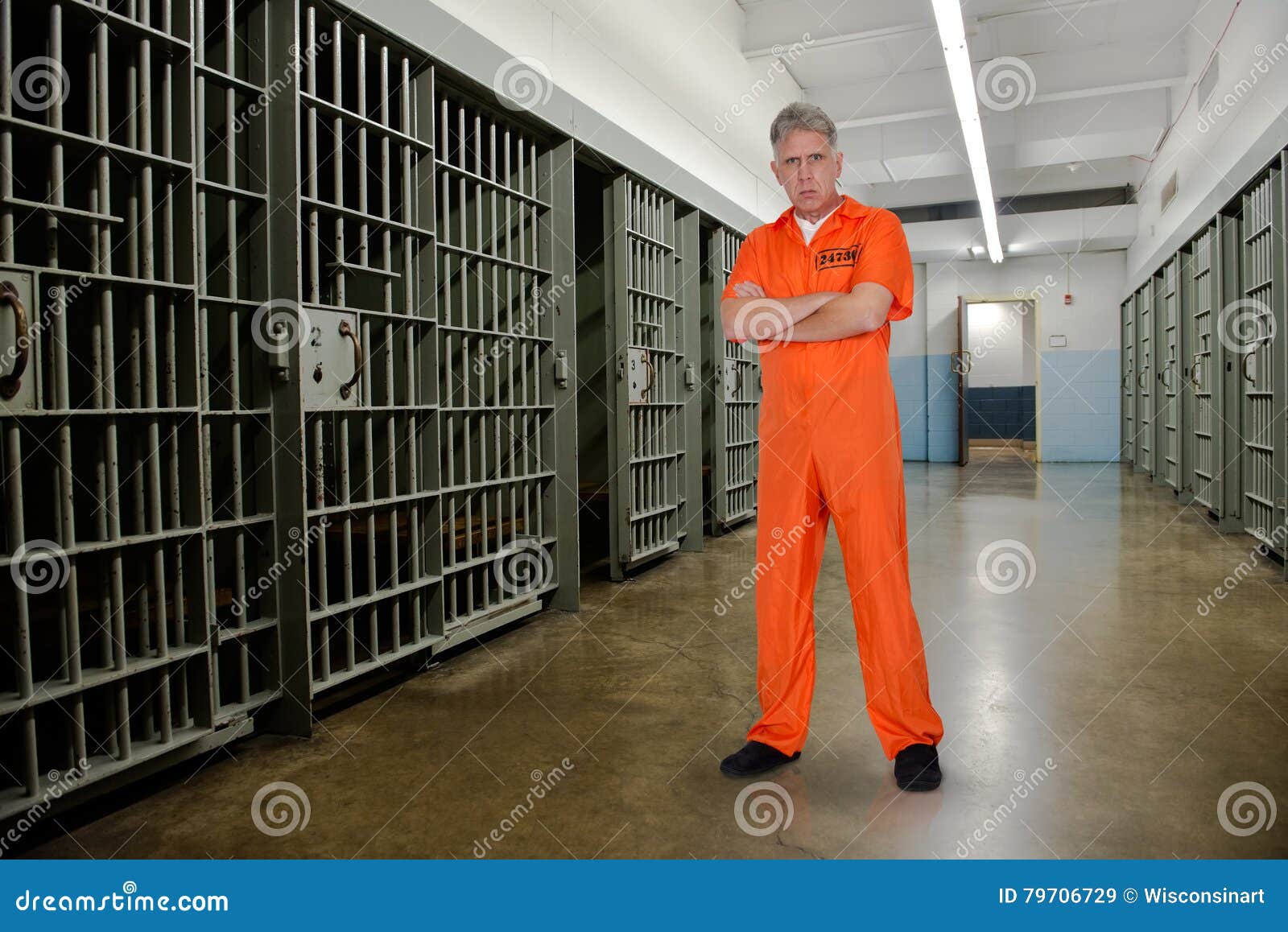 一个黑色的狱警把囚室和囚犯关在监狱走廊里 库存照片. 图片 包括有 现场, 成人, 监狱, 自由, 判断 - 196255882