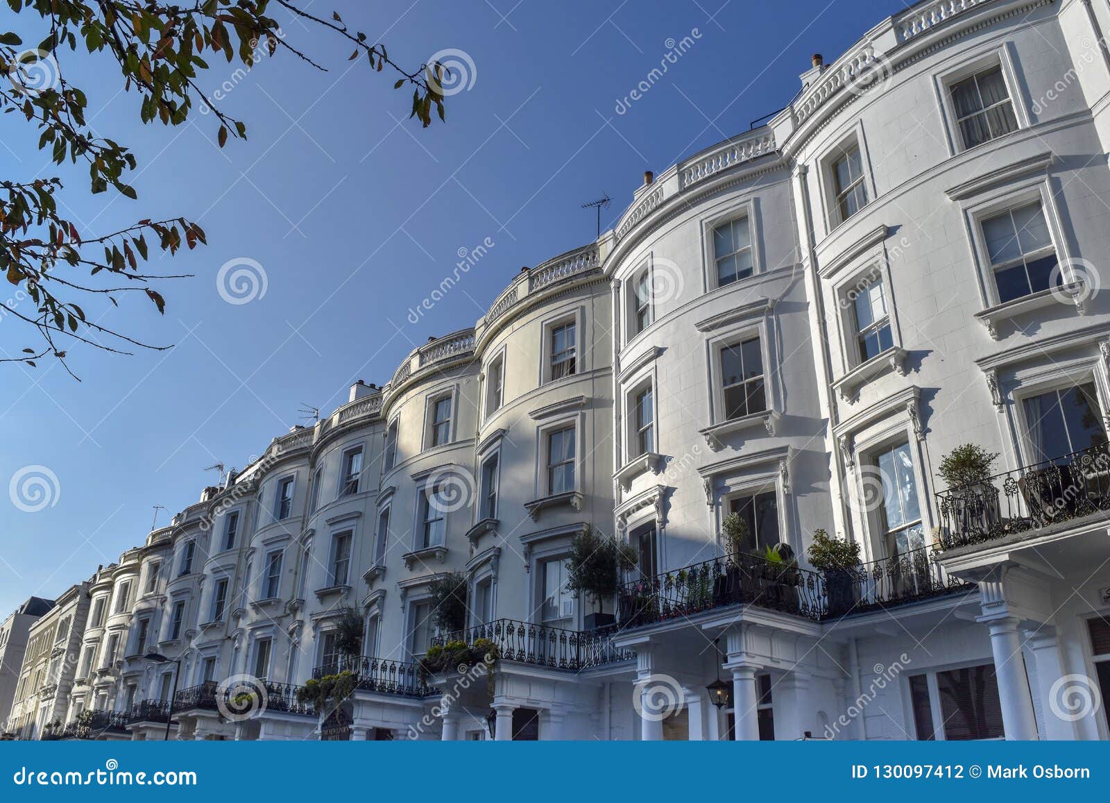 英国伦敦一幢传统爱德华时代房子的彩色玻璃门。照片摄影图片_ID:359480486-Veer图库