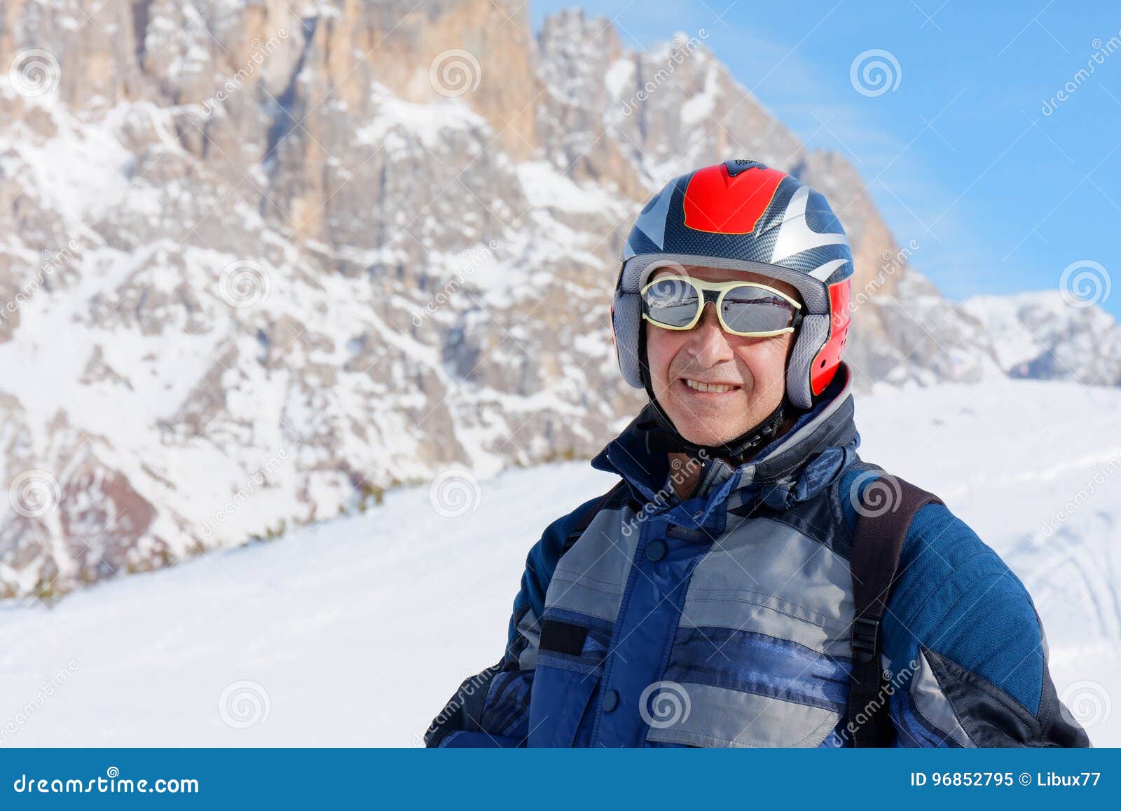 那个疯狂的老人正在滑雪和做吸引人的事插画图片素材_ID:414139268-Veer图库