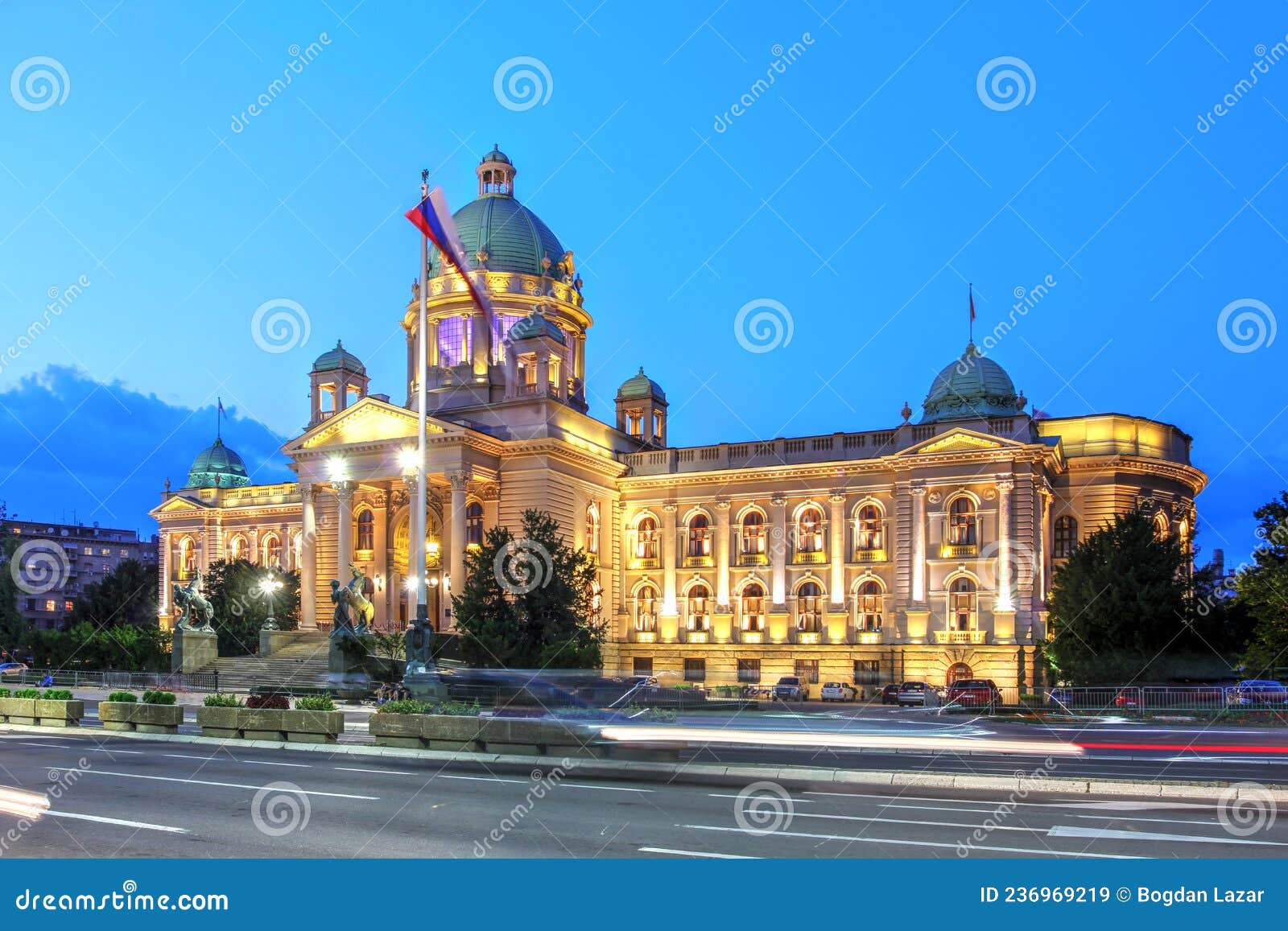塞尔维亚诺维萨德主广场和市政厅高清摄影大图-千库网