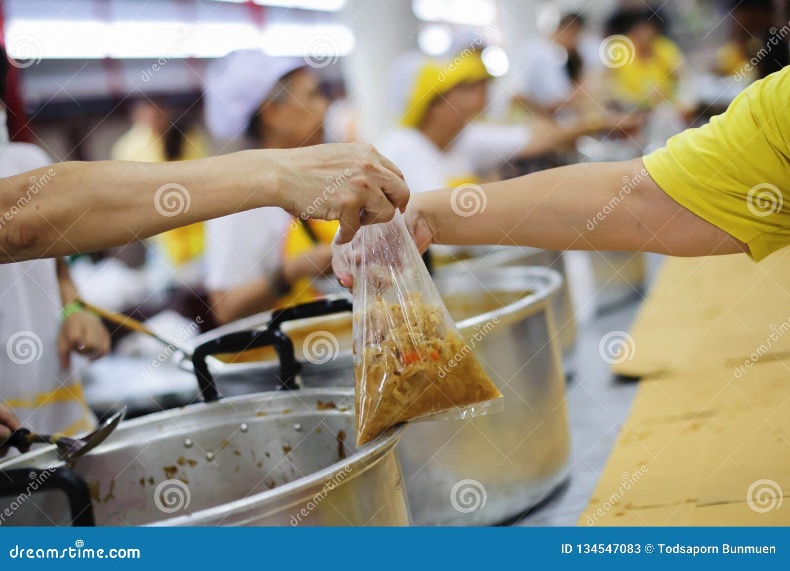 贫寒的手从手人道接受食物：安心的概念