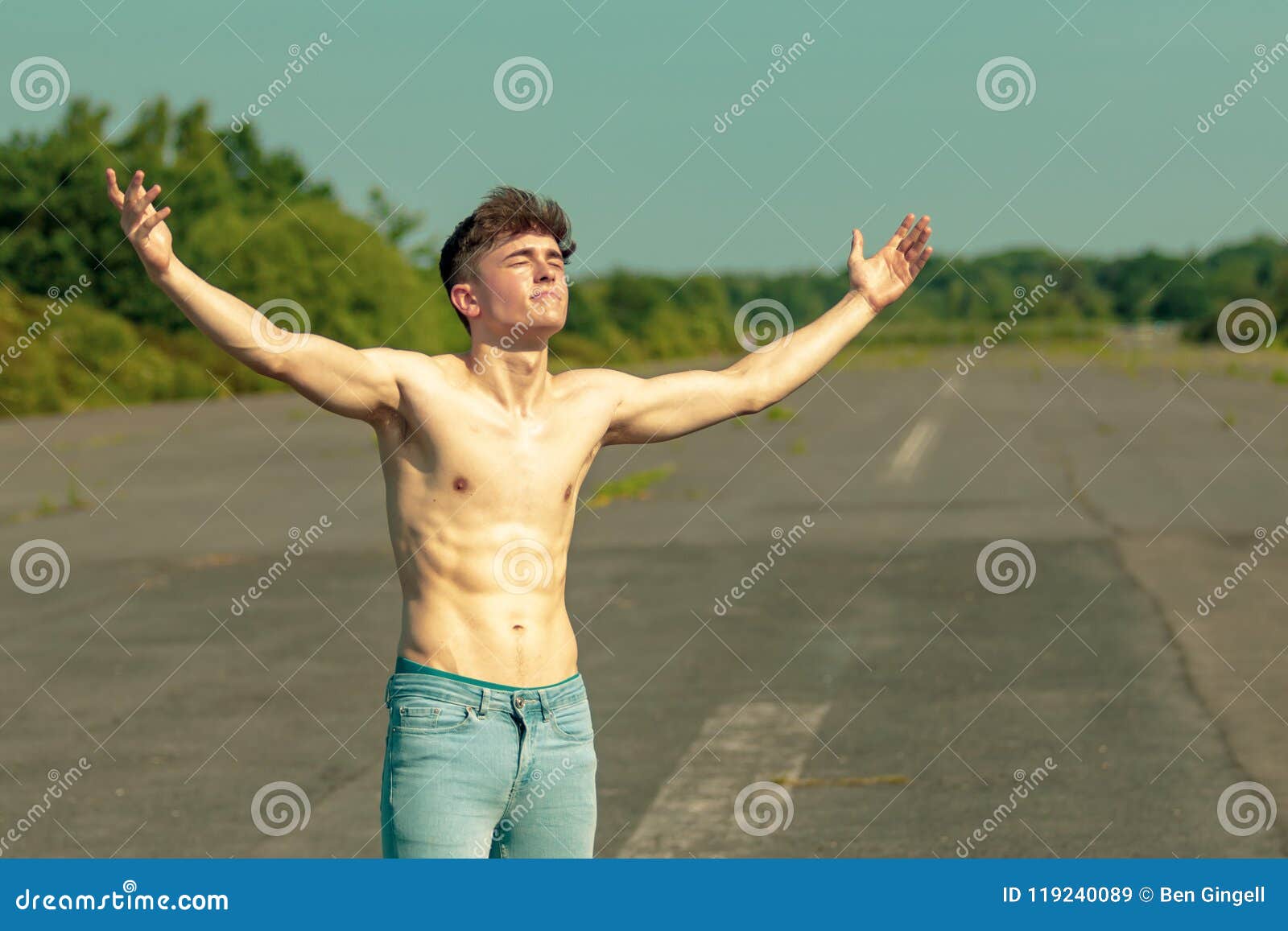 性感的男人 肌肉发达 身体赤裸 蓝色霓虹灯 — 图库照片©Tverdohlib.com＃575885478