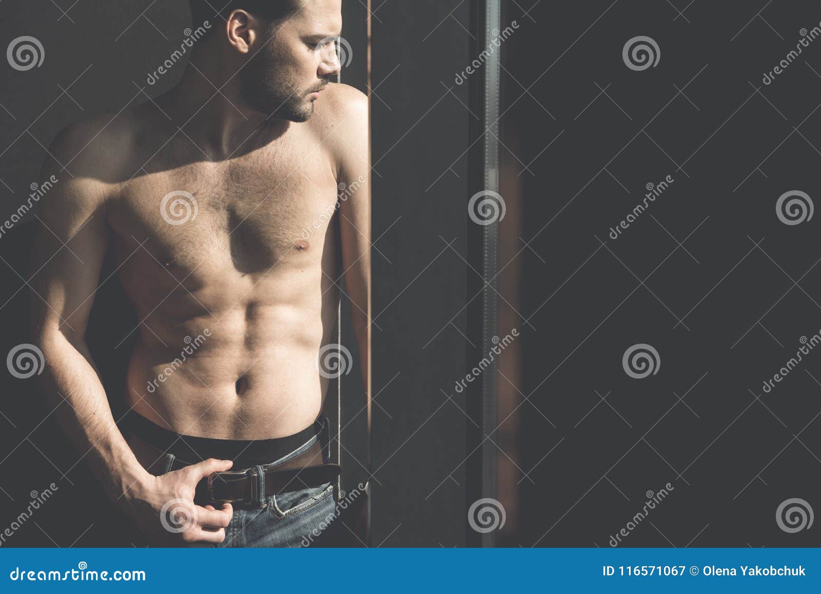 肌肉男在健身房锻炼，男性赤裸上身腹肌照片摄影图片_ID:134629940-Veer图库