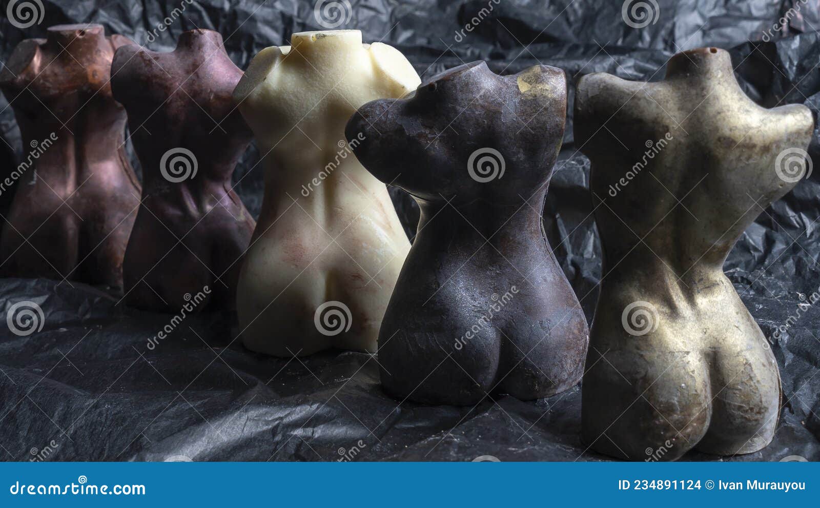在采石场的花岗岩石上赤裸裸的女性双脚，裸露在石头上 库存图片. 图片 包括有 平稳, 英尺, 鞋子, 行程 - 235991775