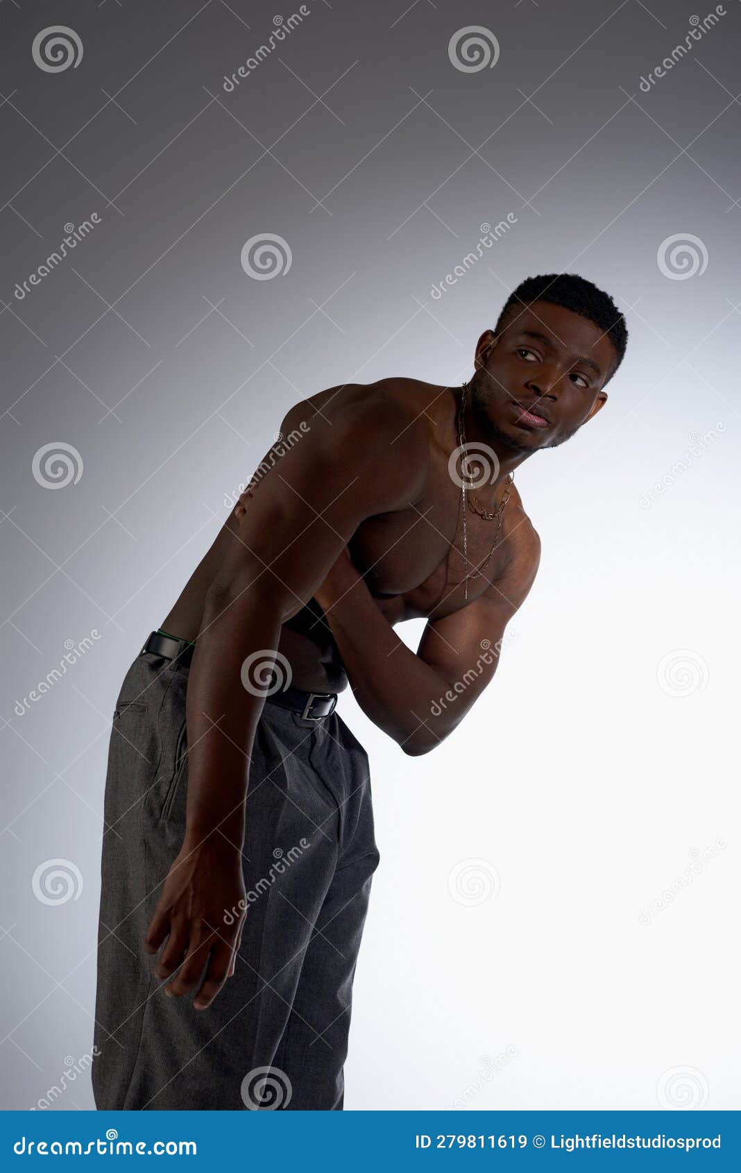 有裸体躯干的喜悦的非洲小伙子 库存图片. 图片 包括有 健康, 男性, 执行, 运作, 有吸引力的, 查找 - 113457429
