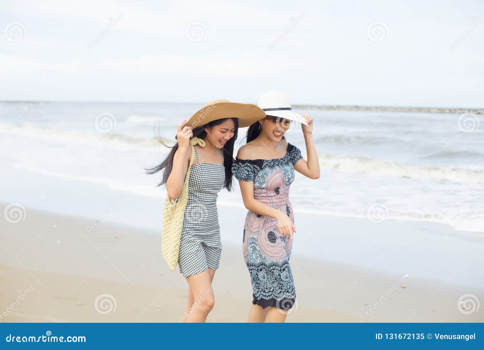 海滩 两个比基尼美女5K图片_4K美女图片高清壁纸_墨鱼部落格