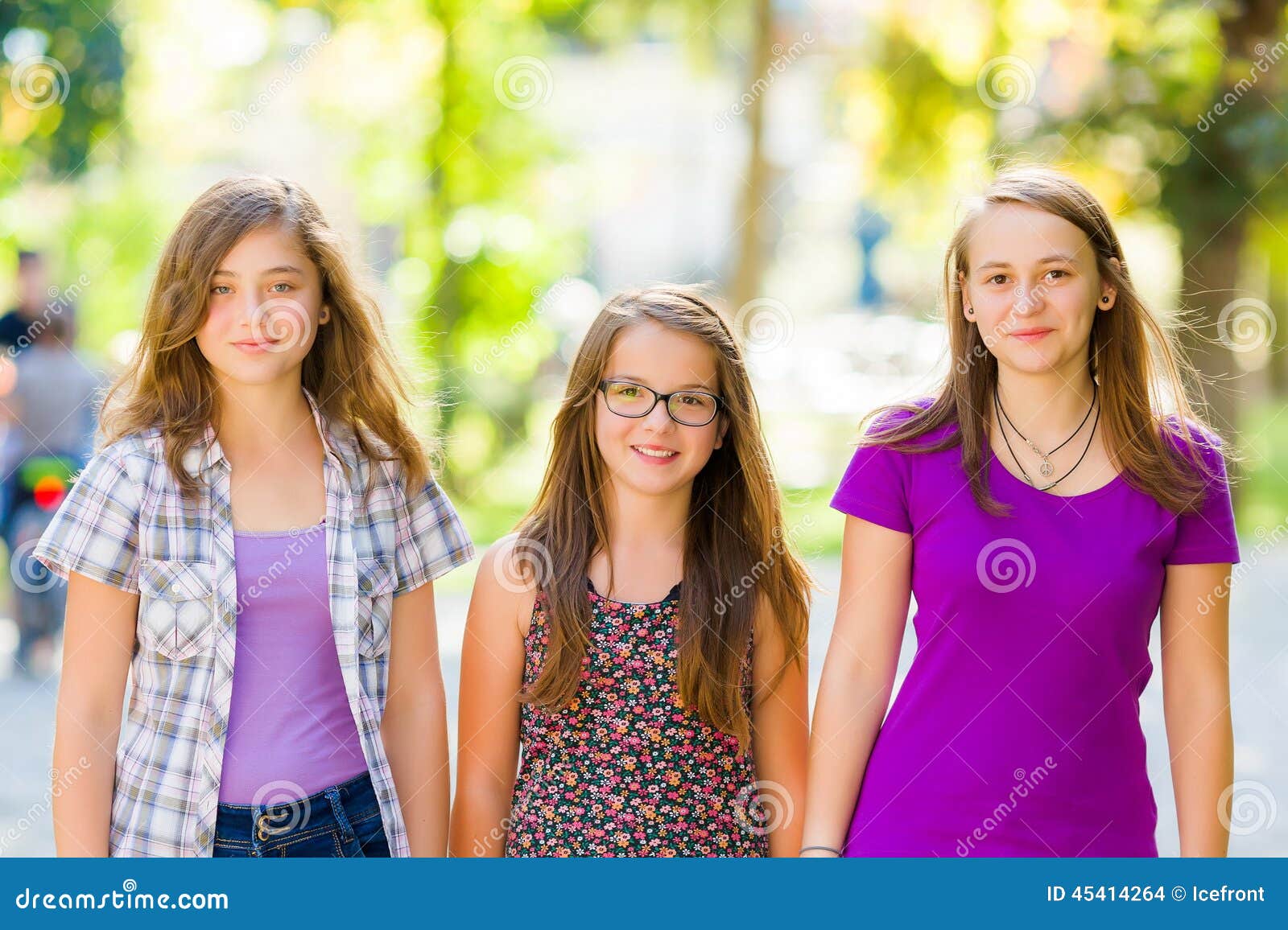青春男女学生走在校园路上背影高清图片下载-正版图片500392074-摄图网