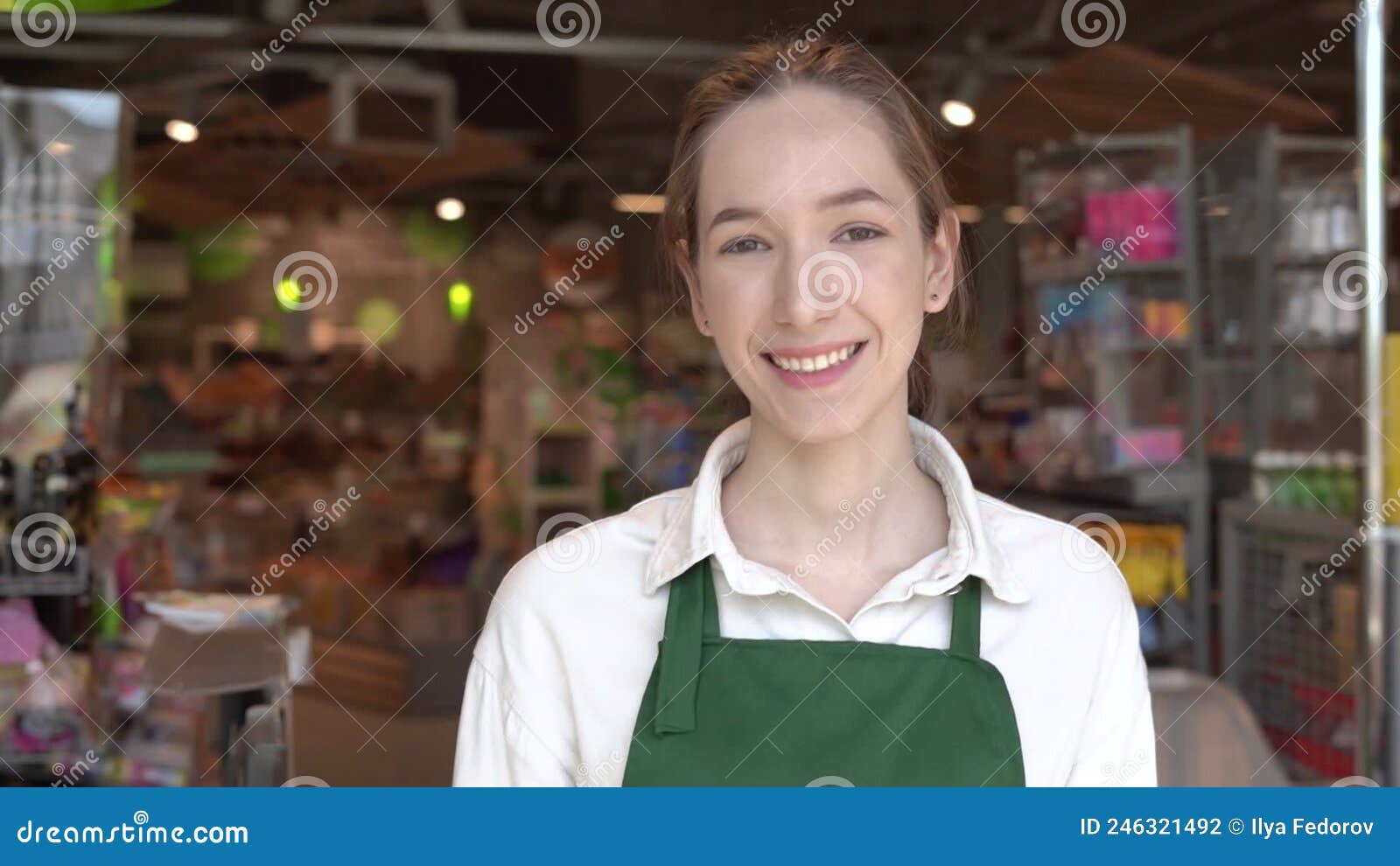 在超市工作的微笑女销售员 库存图片. 图片 包括有 食物, 微笑, 架子, 户内, 零售, 女推销员, 销售额 - 170484261