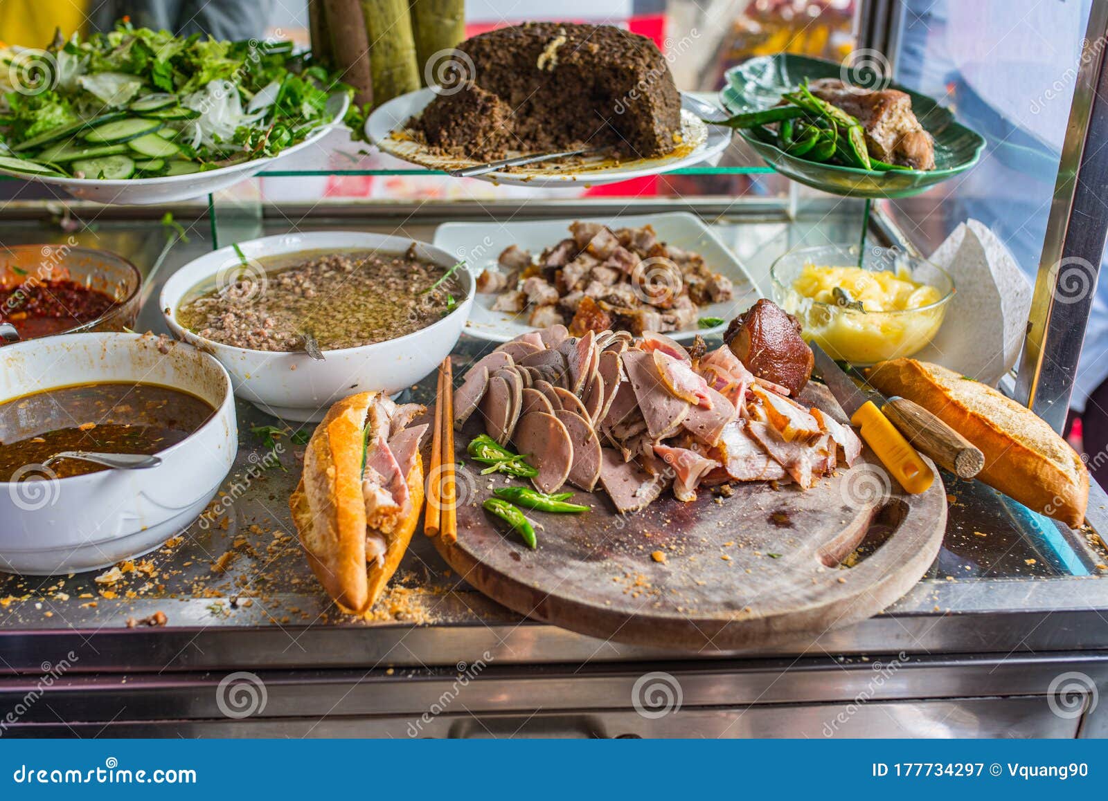 文太农 — 越南烤猪肉和米面：是粉丝面、烤猪肉、春卷、食用的混合物 库存照片 - 图片 包括有 面条, 健康: 187742184