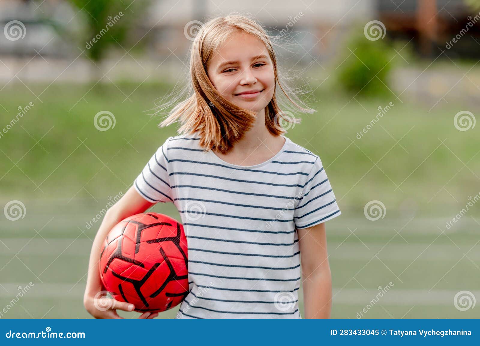 圆形足球和小女孩图片素材-编号32989090-图行天下